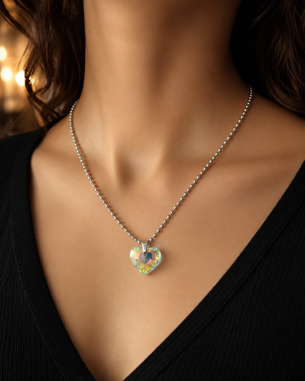 Le collier gros cœur précieux en cristal argenté ...