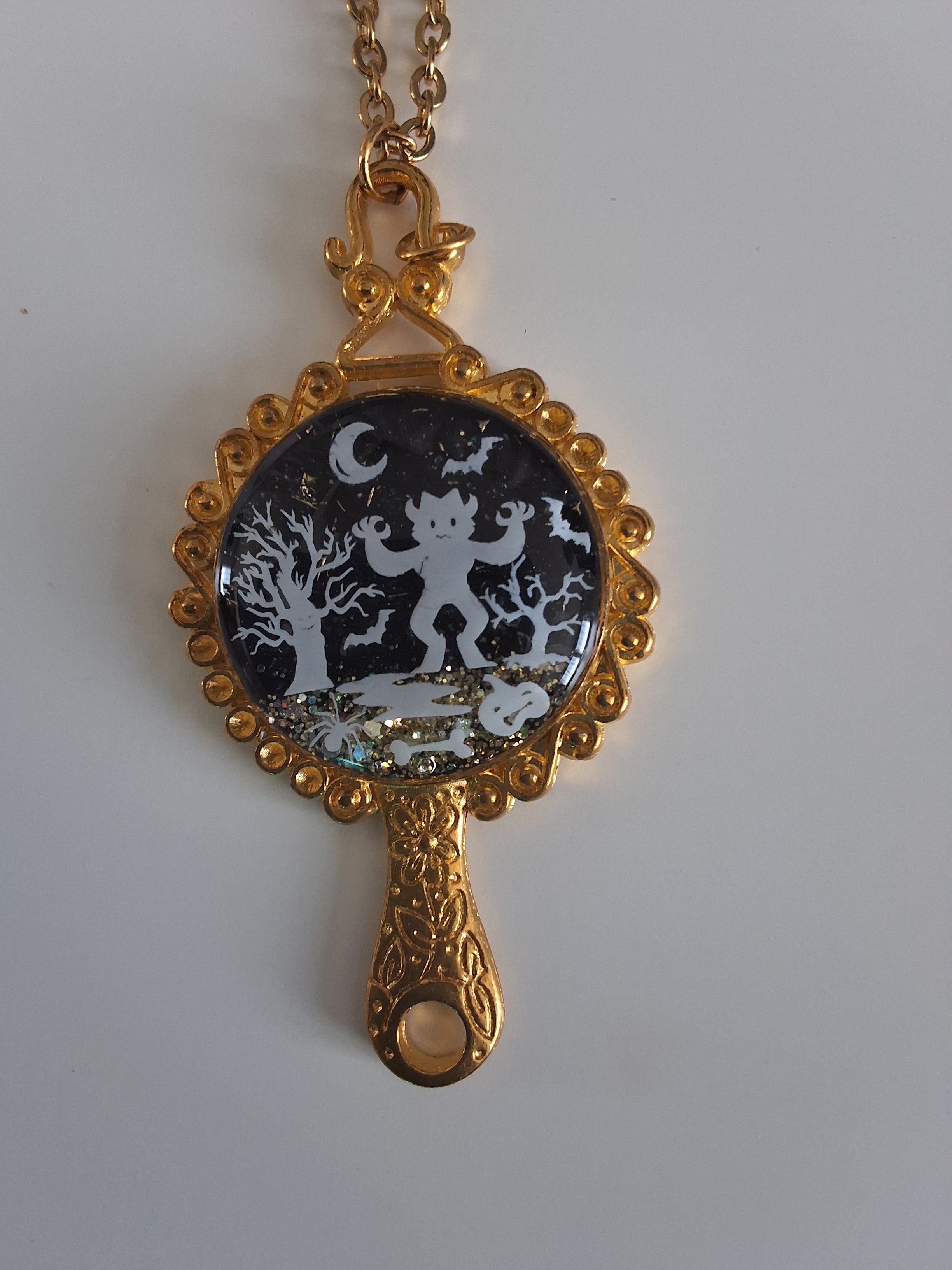 Collier Démon de la Forêt – Créature d’Halloween Fluorescente