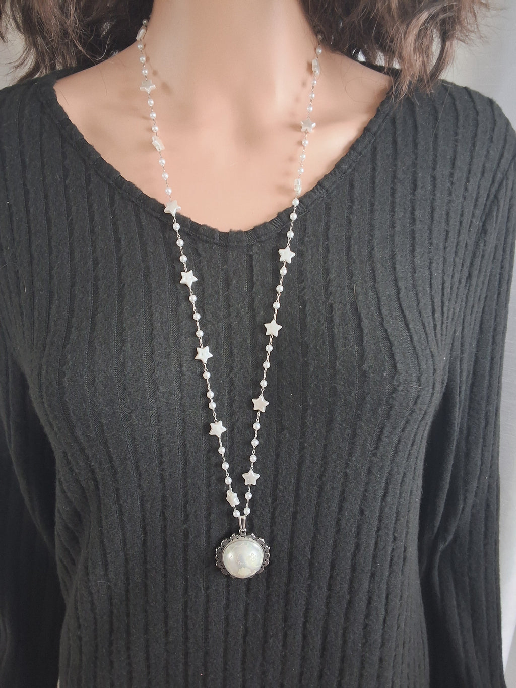 Collier rond à dentelle avec grosse perle blanche de la fée planissette