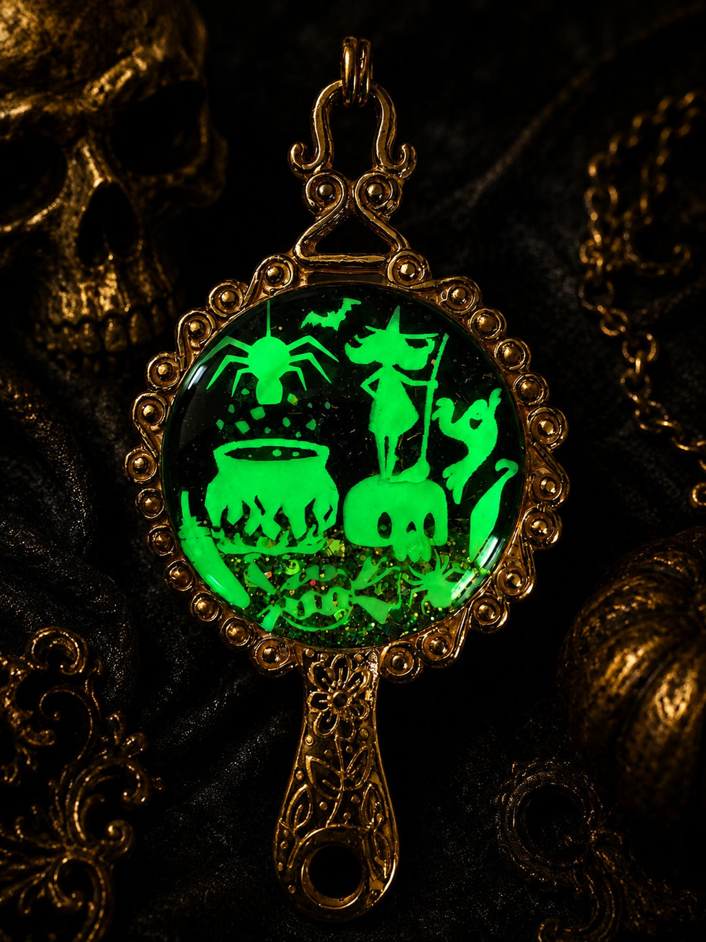Collier Sortilège de Minuit – Sorcière au Chaudron Fluorescente