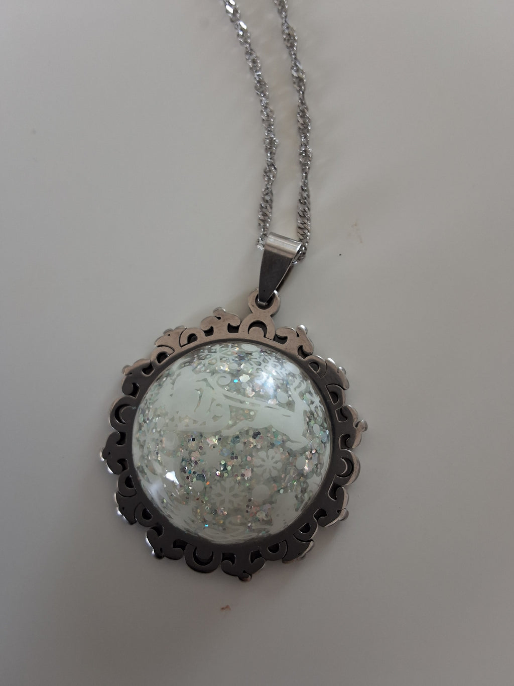 Collier Traîneau du Père Noël – Nuit Enchantée Fluorescente