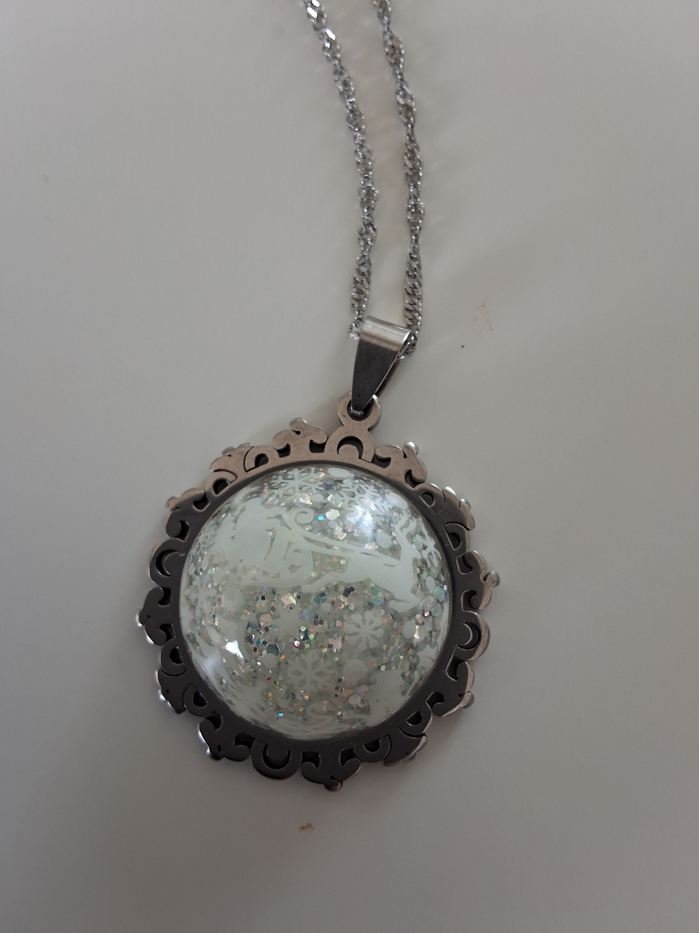 Collier Traîneau du Père Noël – Nuit Enchantée Fluorescente