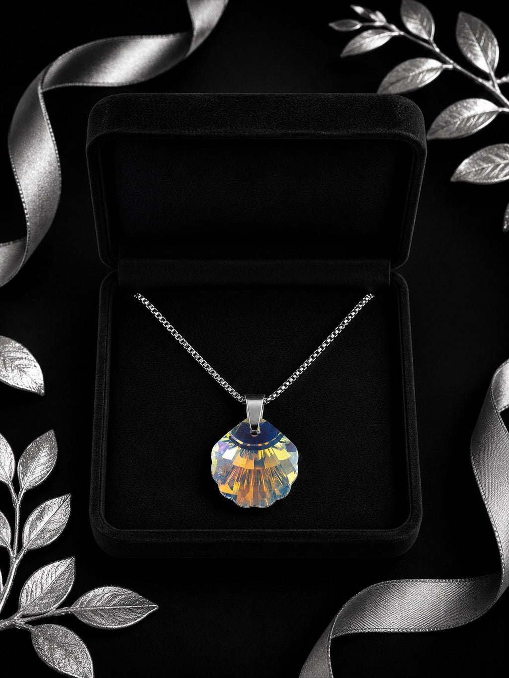 Le collier coquillage en cristal argenté ..