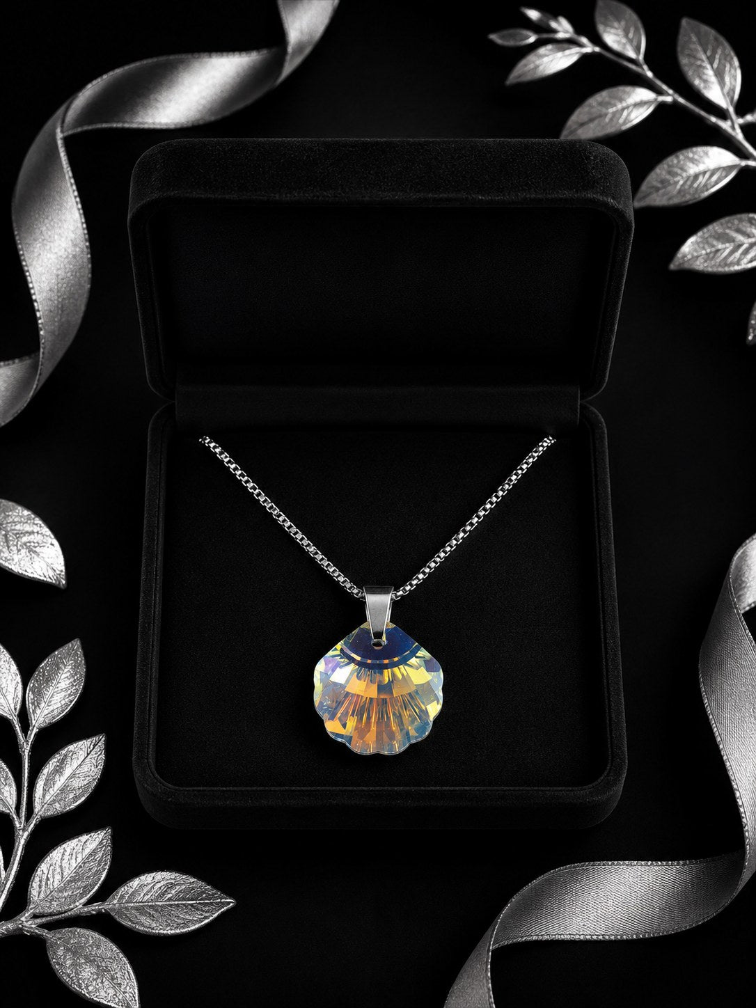 Le collier coquillage en cristal argenté ..