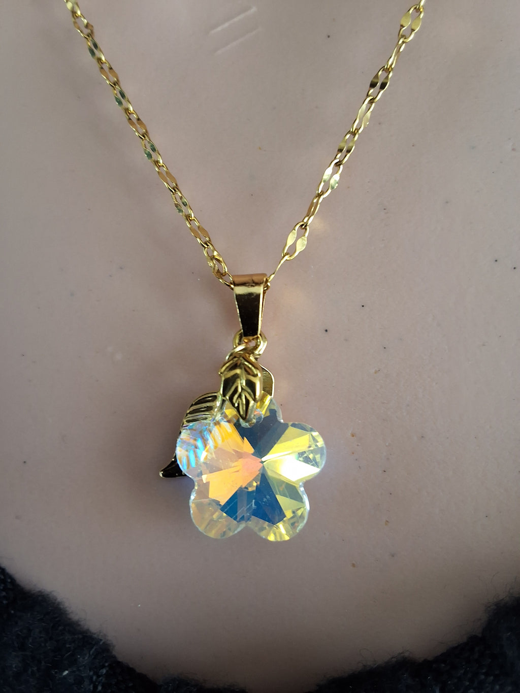 Collier fleurs de cerisier en cristal or