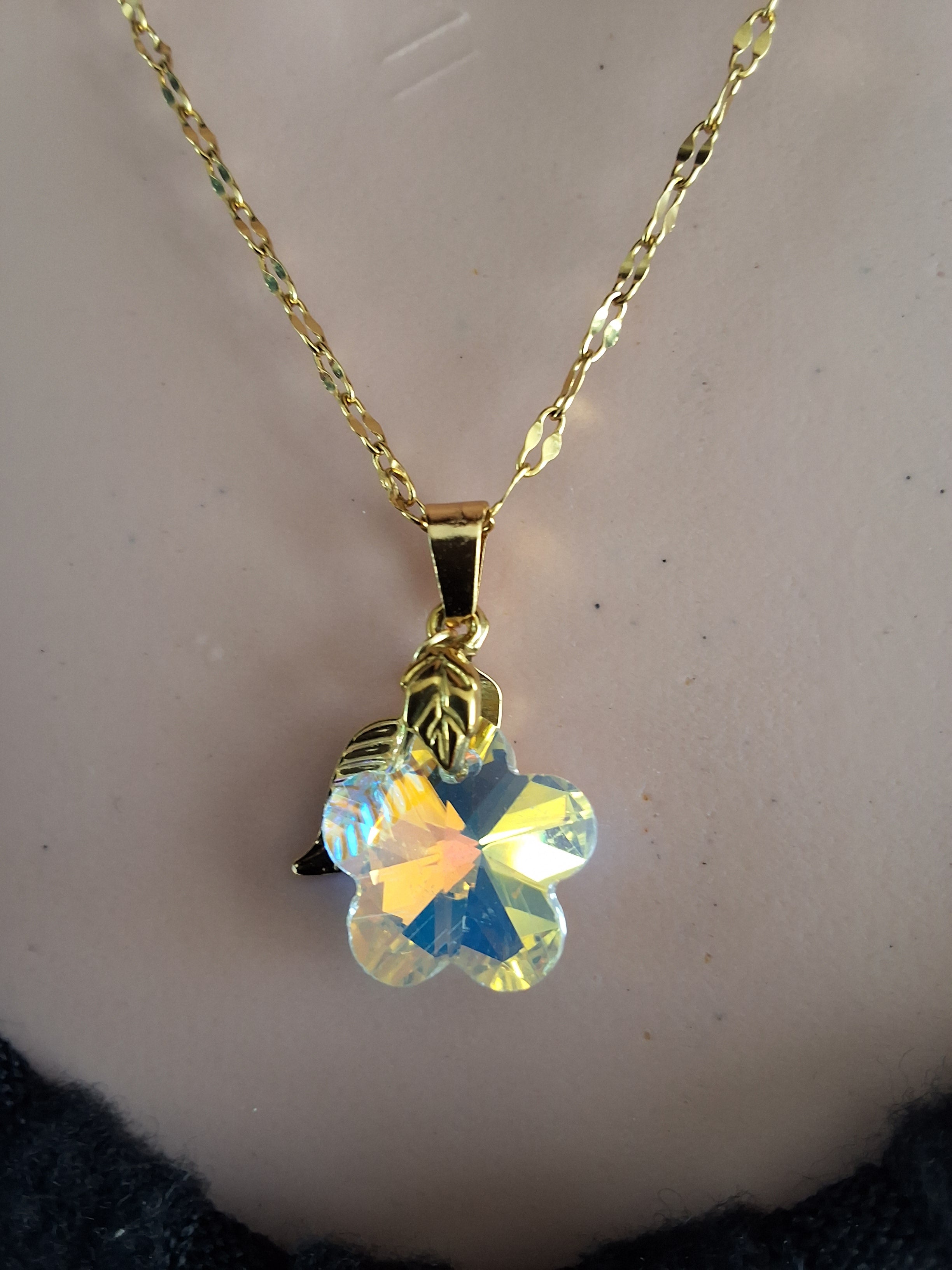 Collier fleurs de cerisier en cristal or