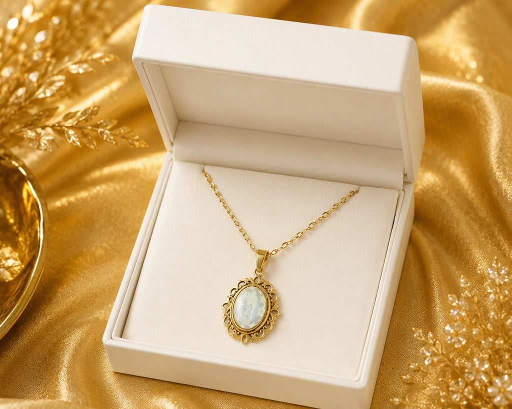 Collier or ovale à dentelle avec petites perles blanches de la fée lumina