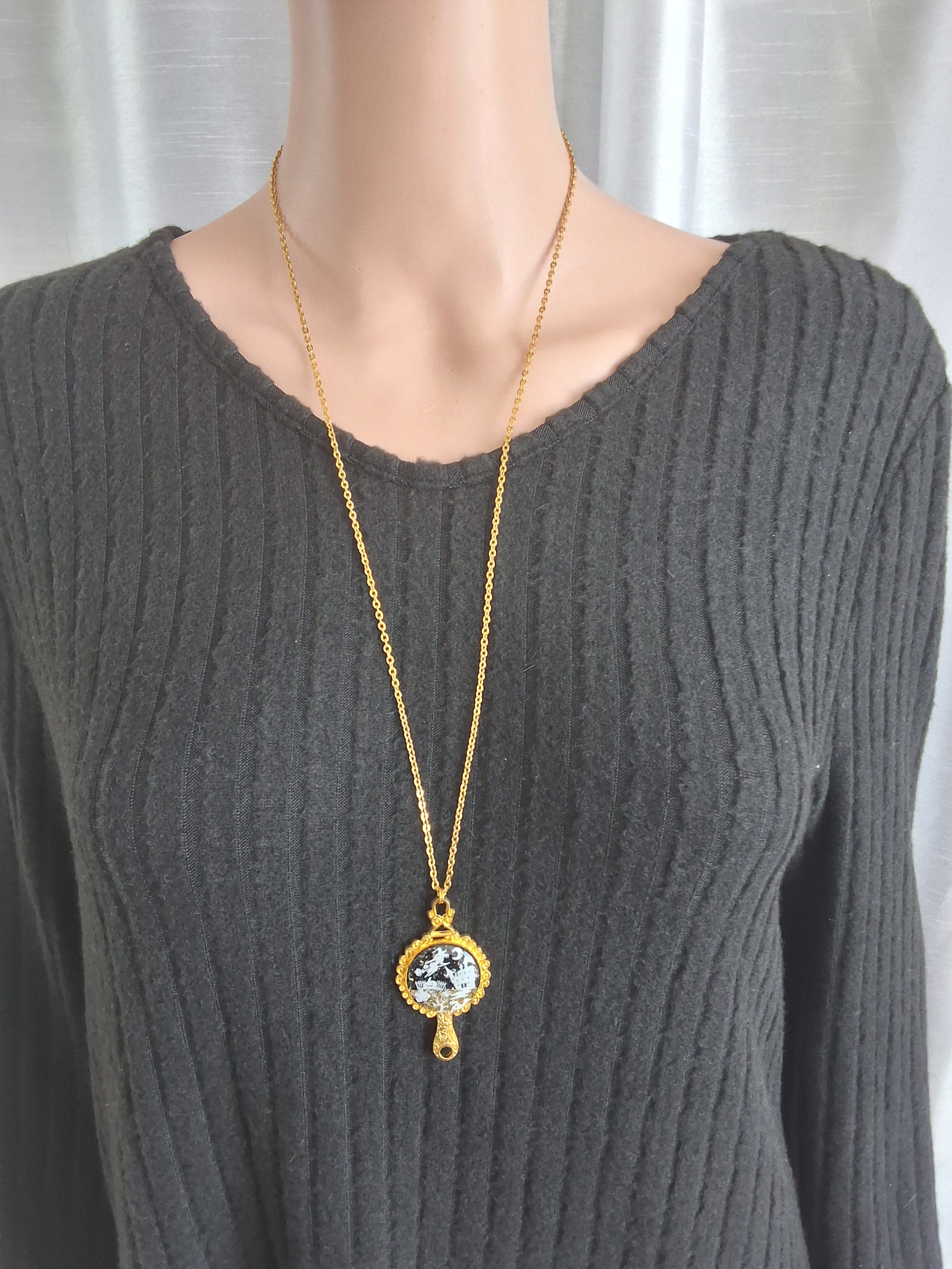 Collier Nuit Hantée – Sorcière et Château Fluorescents