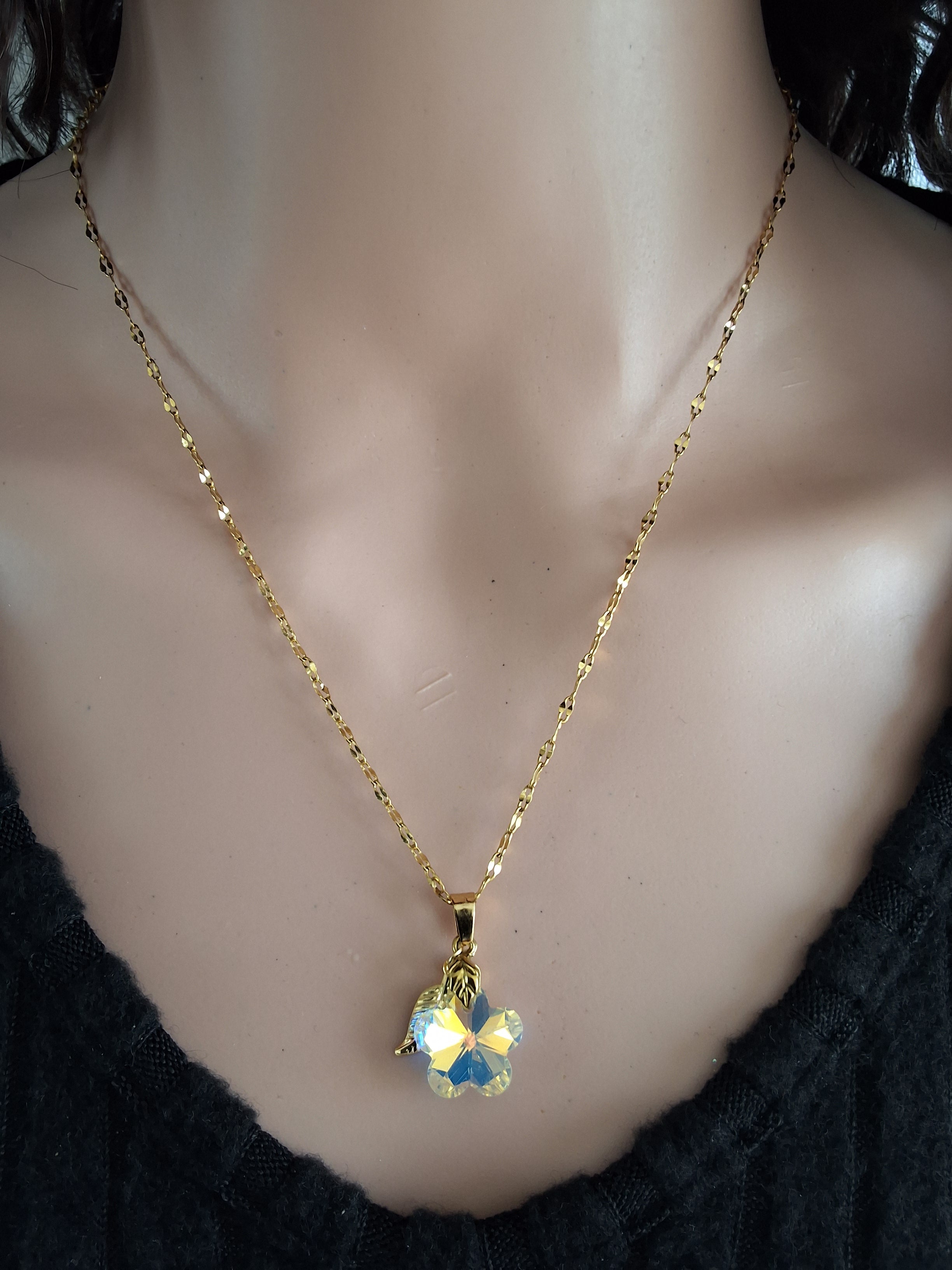 Collier fleurs de cerisier en cristal or