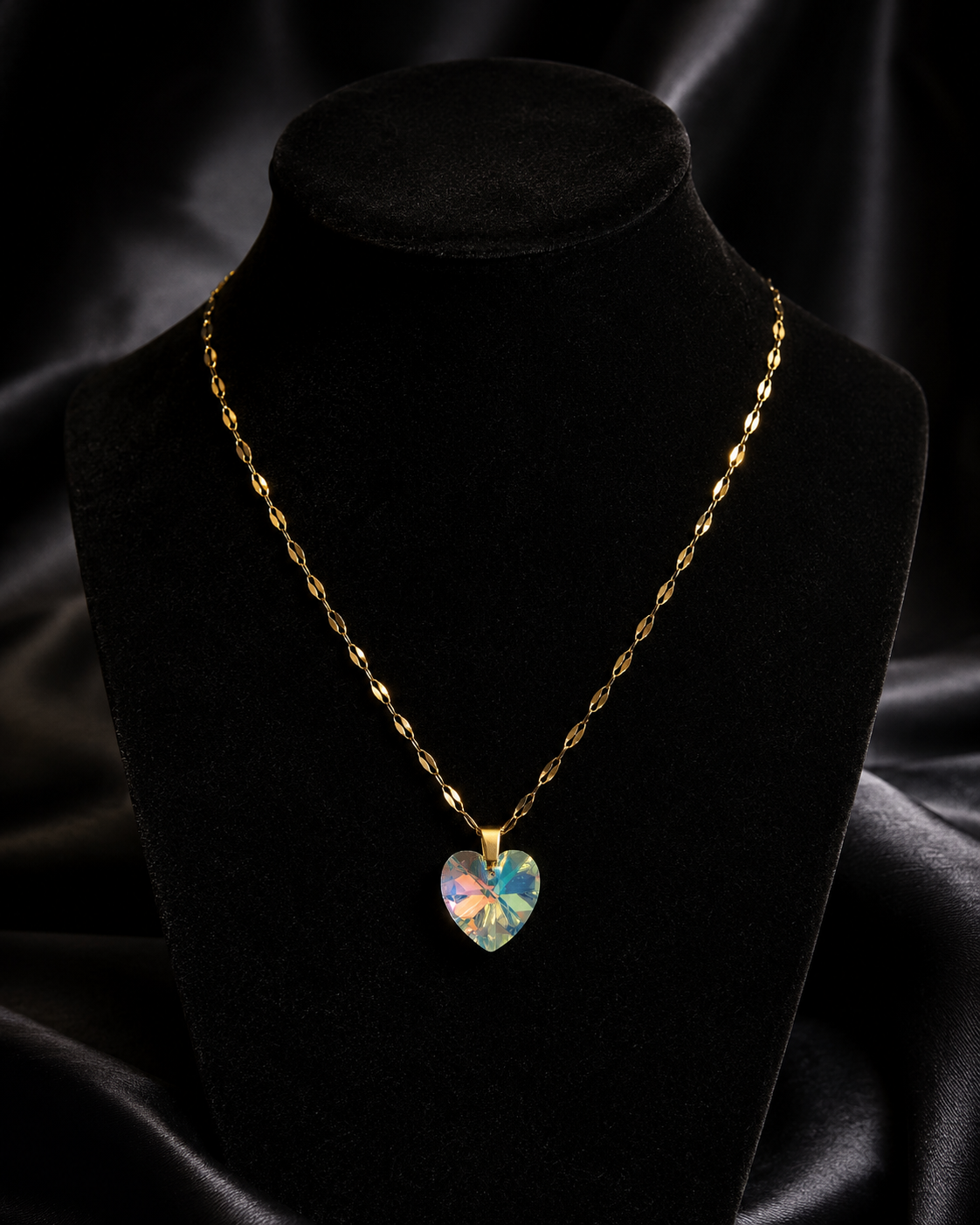 Le collier petit cœur enchanté en cristal doré