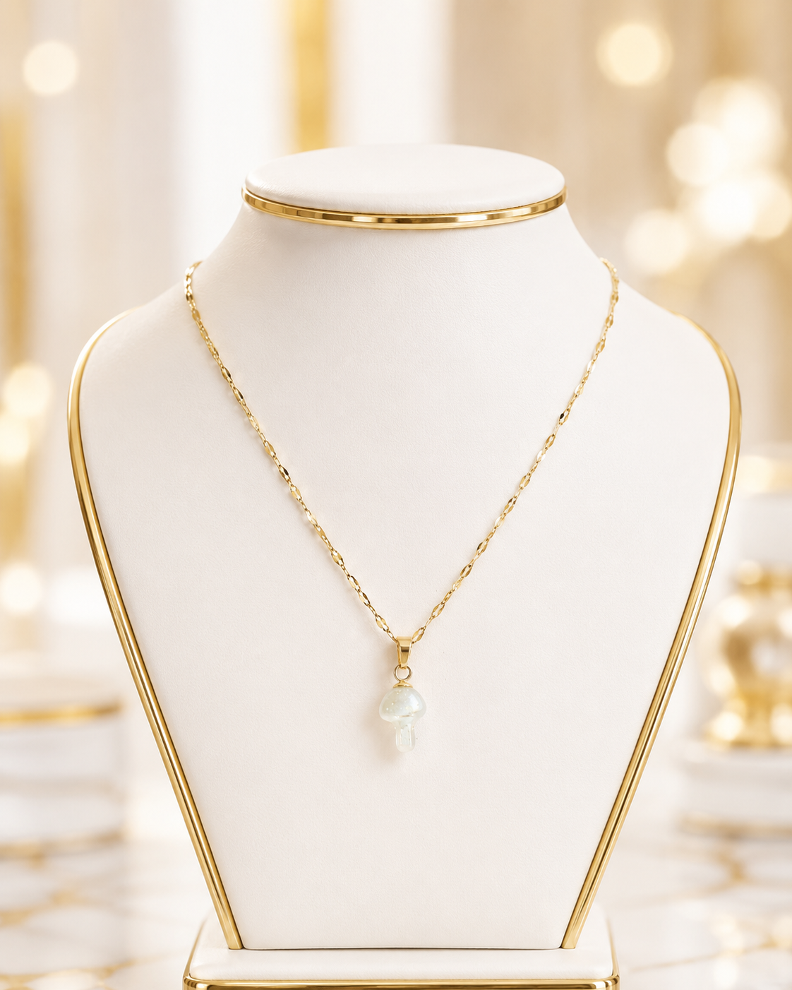 Collier or champignon enchanté avec un  chapeau rose et un pied vert .