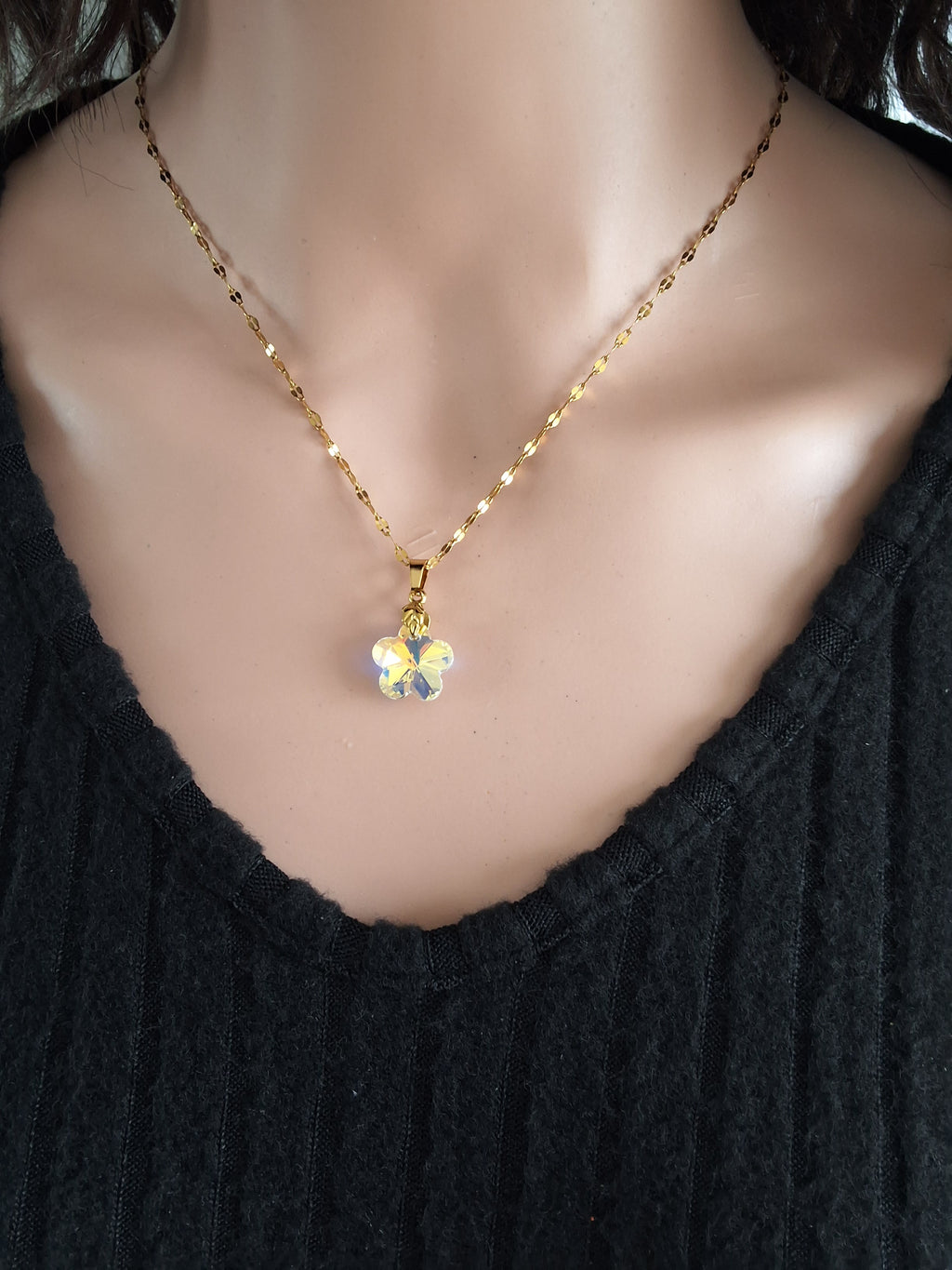 Collier fleur de fraise en cristal or