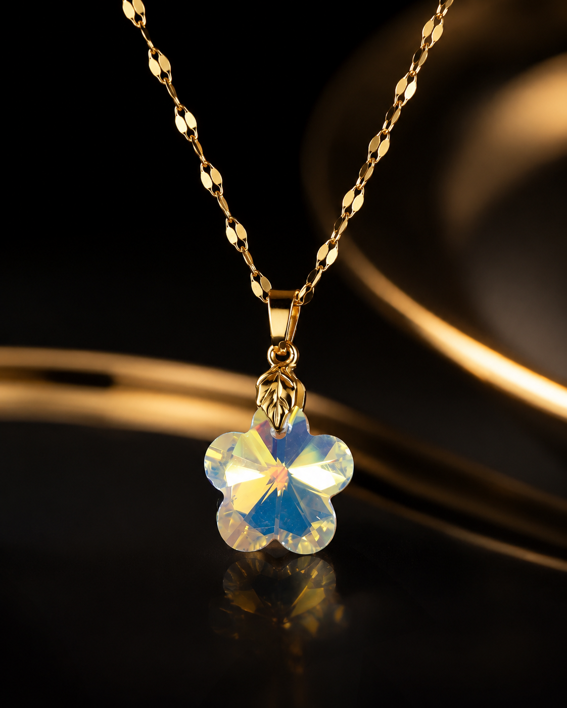 Le collier fleur de fraise en cristal doré