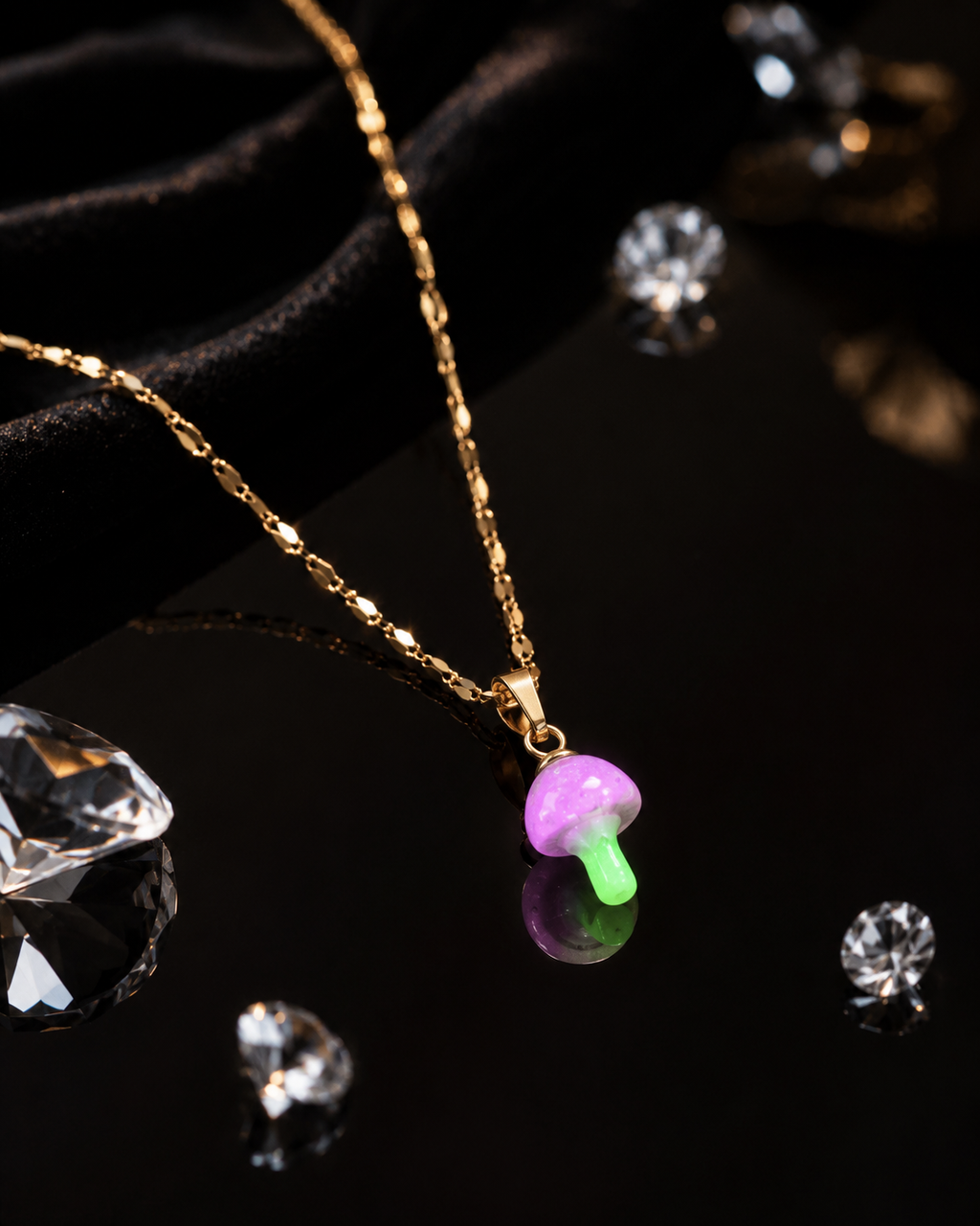 Collier or champignon enchanté avec un  chapeau rose et un pied vert .