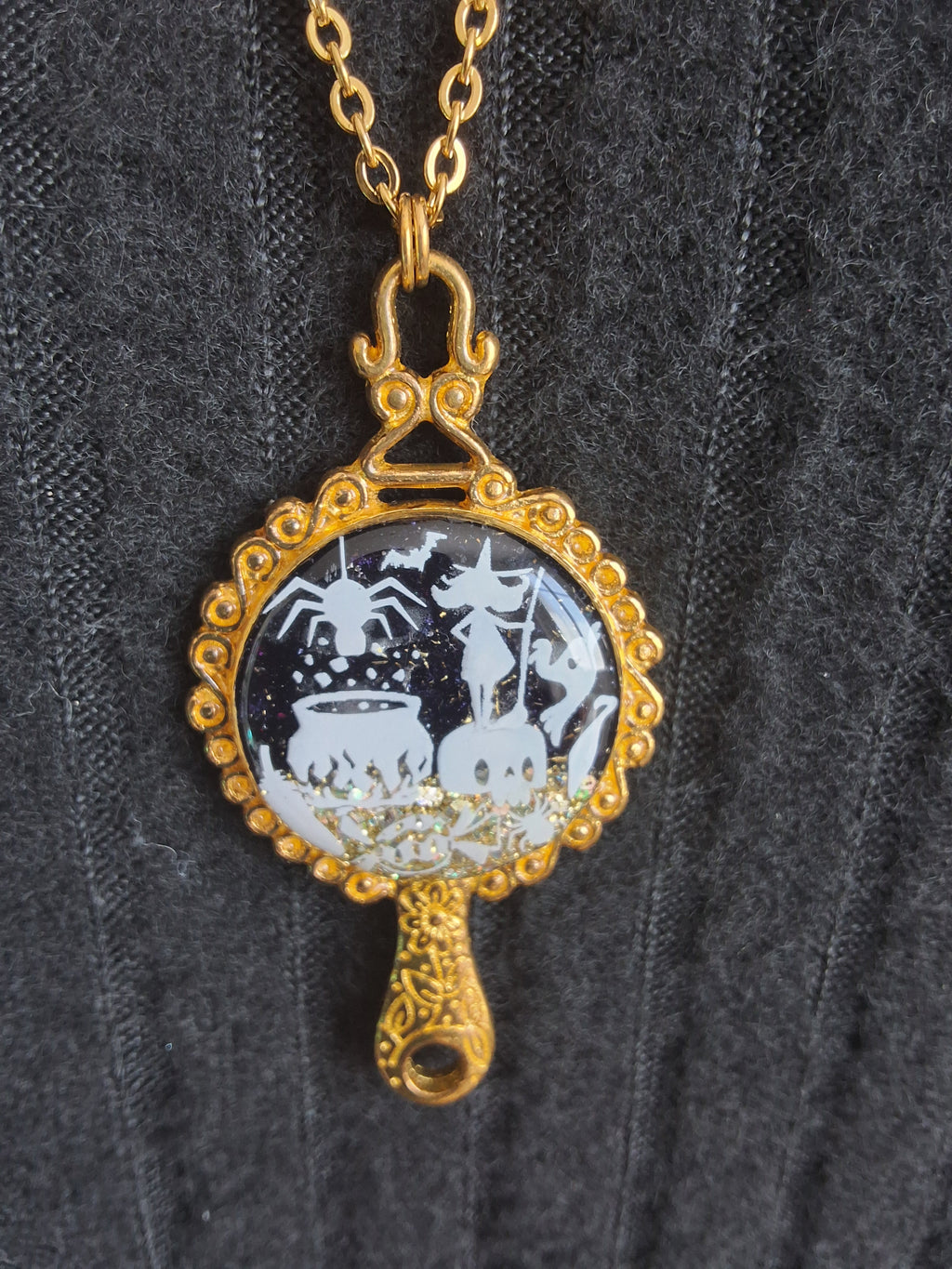 Collier Sortilège de Minuit – Sorcière au Chaudron Fluorescente