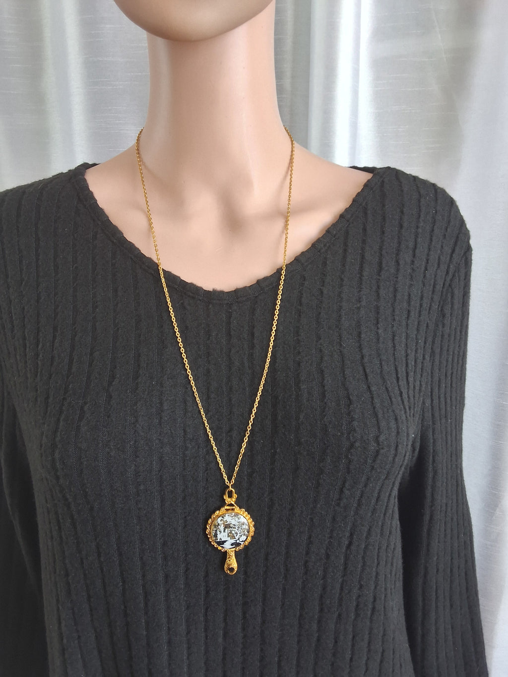 Collier Château Ensorcelé – Sorcière Volante Fluorescente