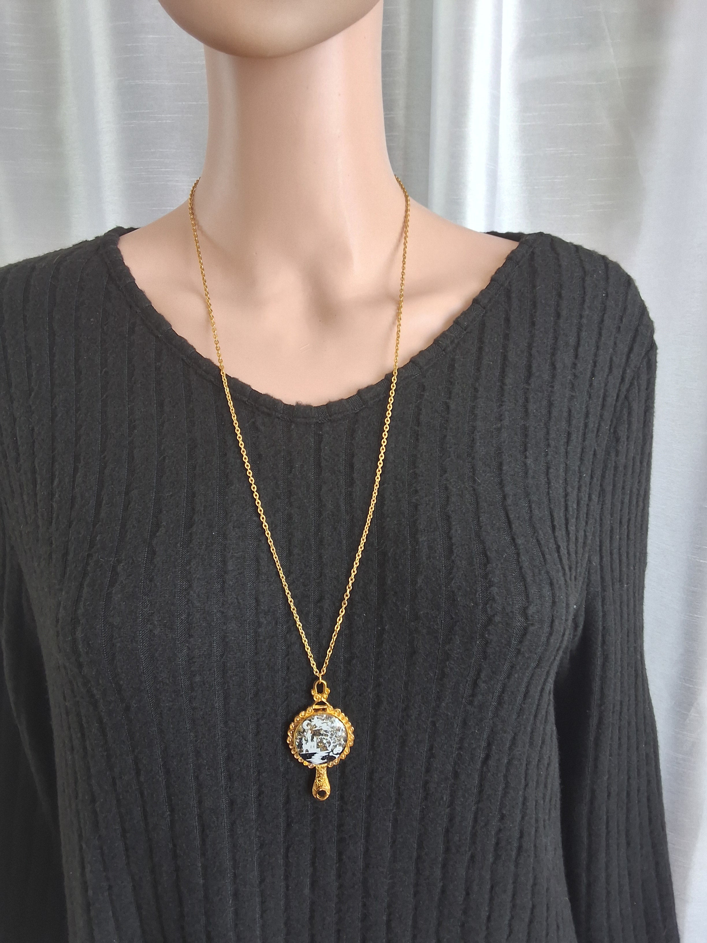 Collier Château Ensorcelé – Sorcière Volante Fluorescente
