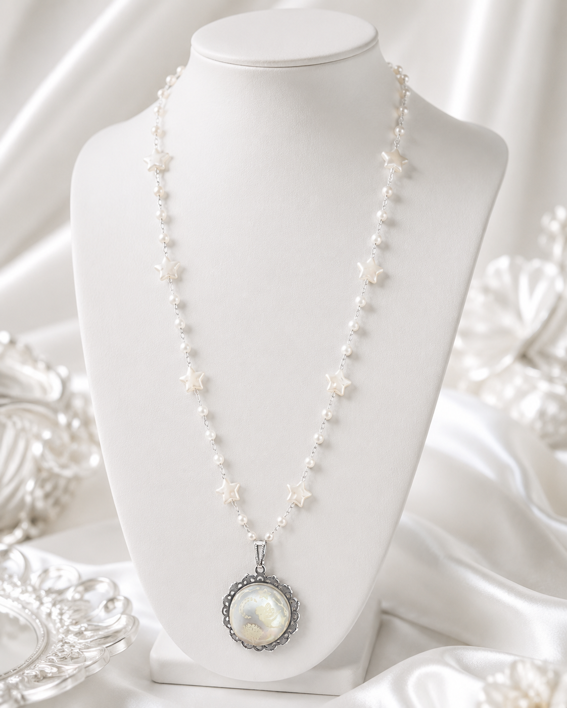 Collier rond à dentelle avec grosse perle blanche de la fée planissette