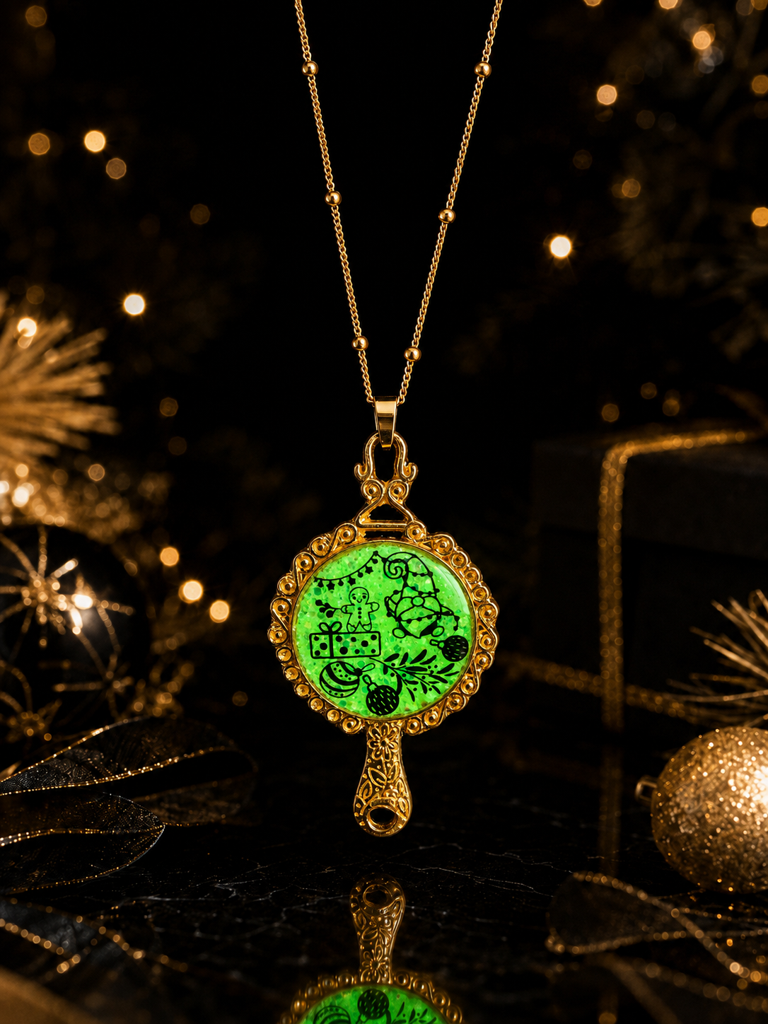 Collier L’Éclat Magique de Noël Fluorescent – Création Artisanale Plaquée Or 18 Carats