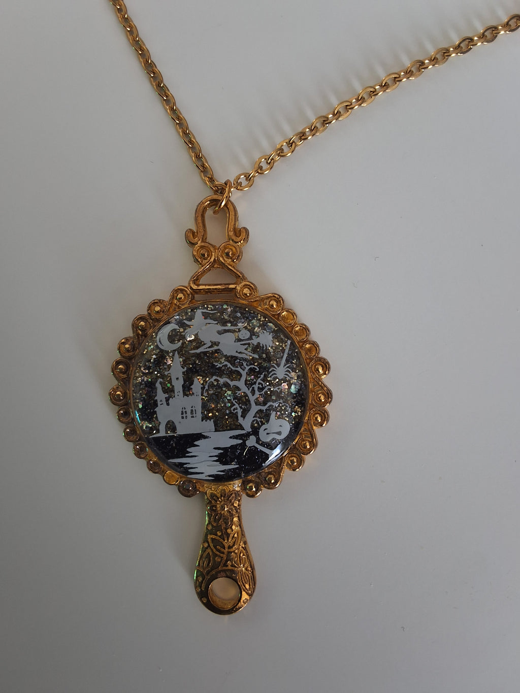 Collier Château Ensorcelé – Sorcière Volante Fluorescente