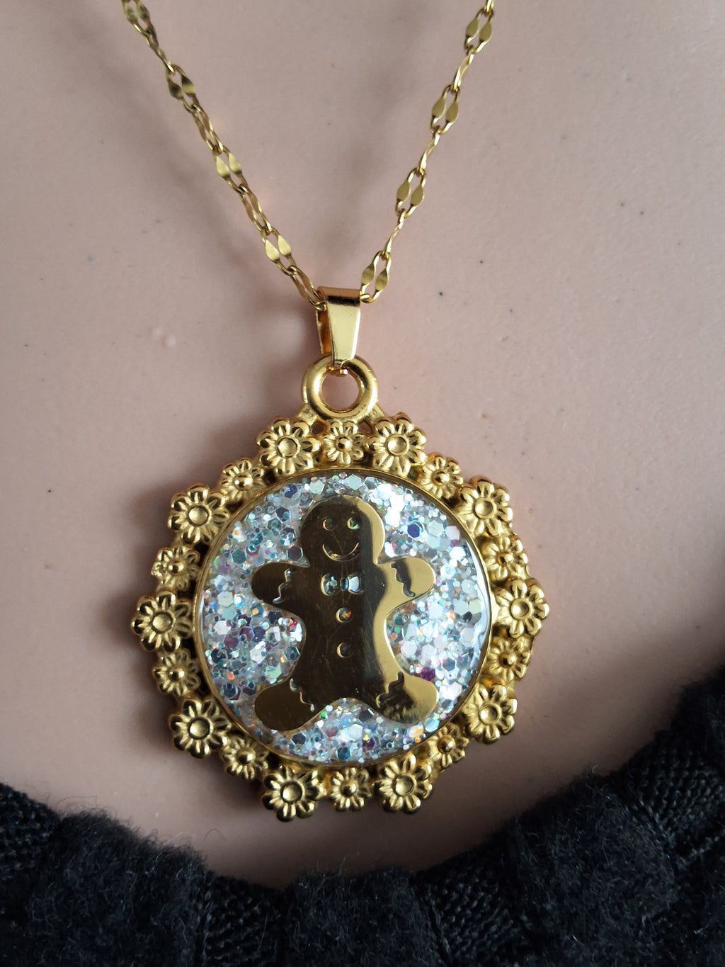 Collier petit biscuit fluorescent version courte