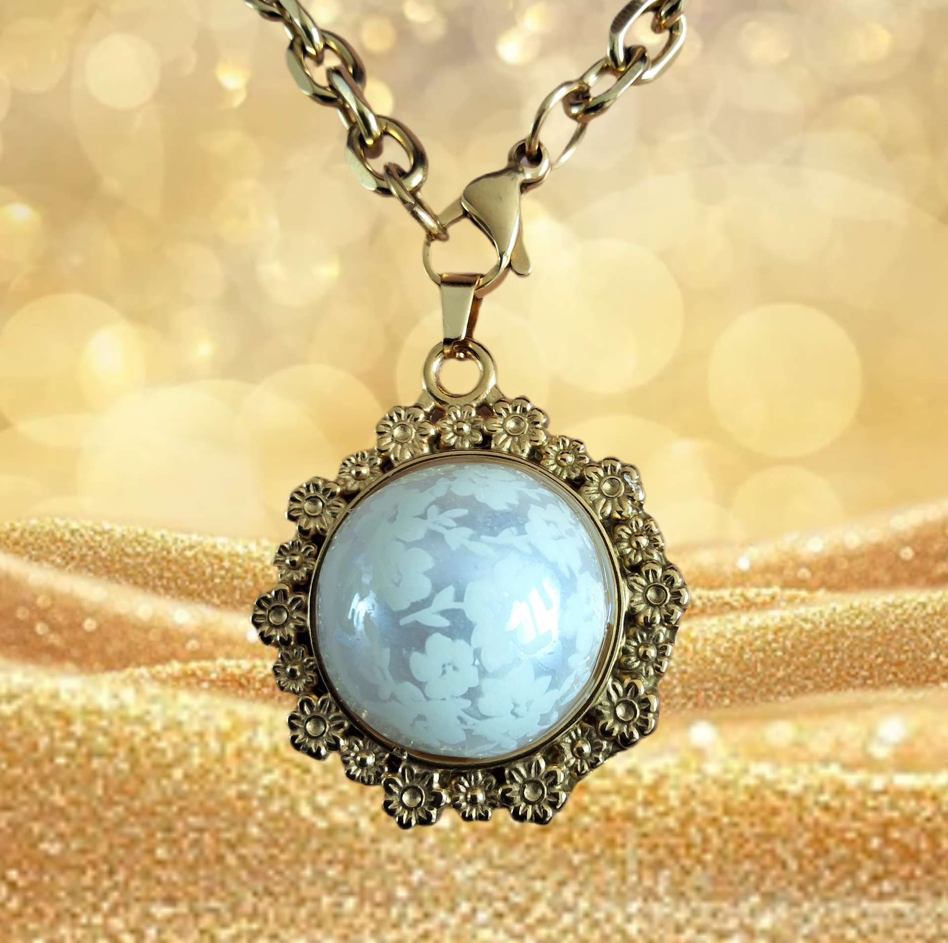 Collier fleures et dentelle.