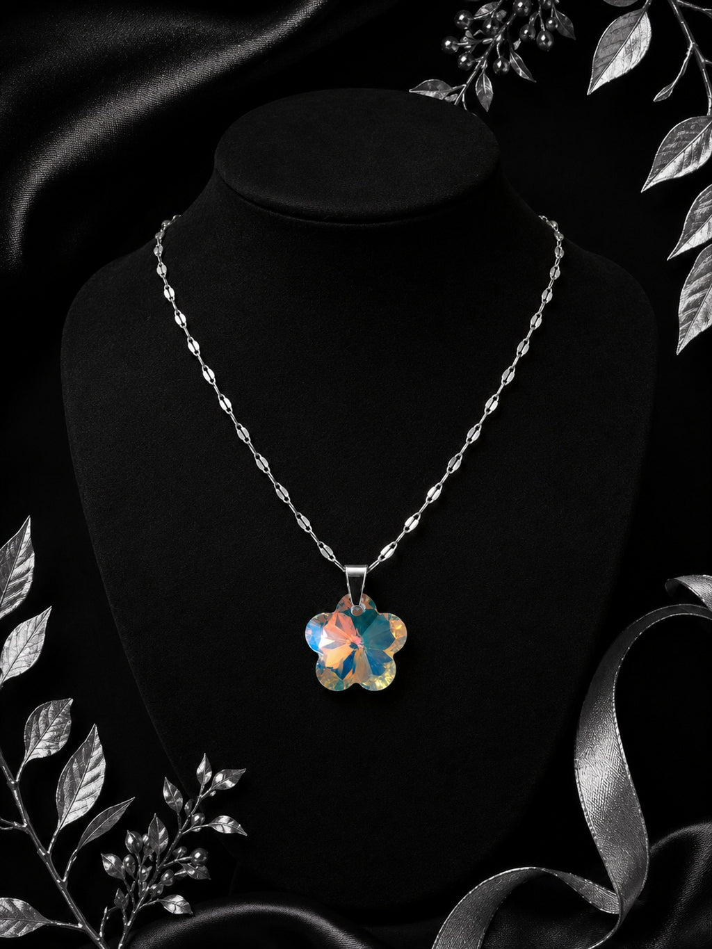 Le collier fleurs de fraise en cristal argenté