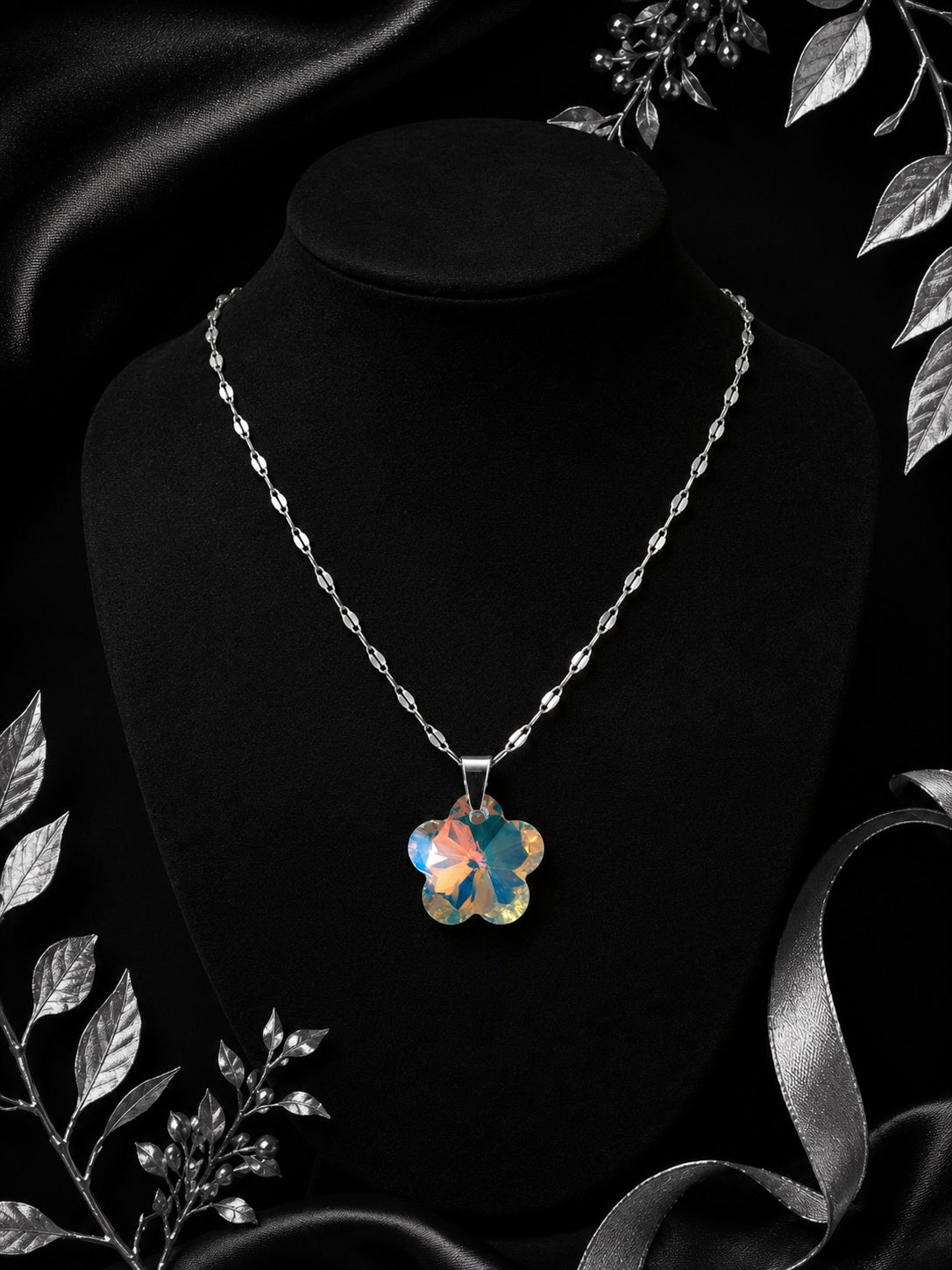Le collier fleurs de fraise en cristal argenté