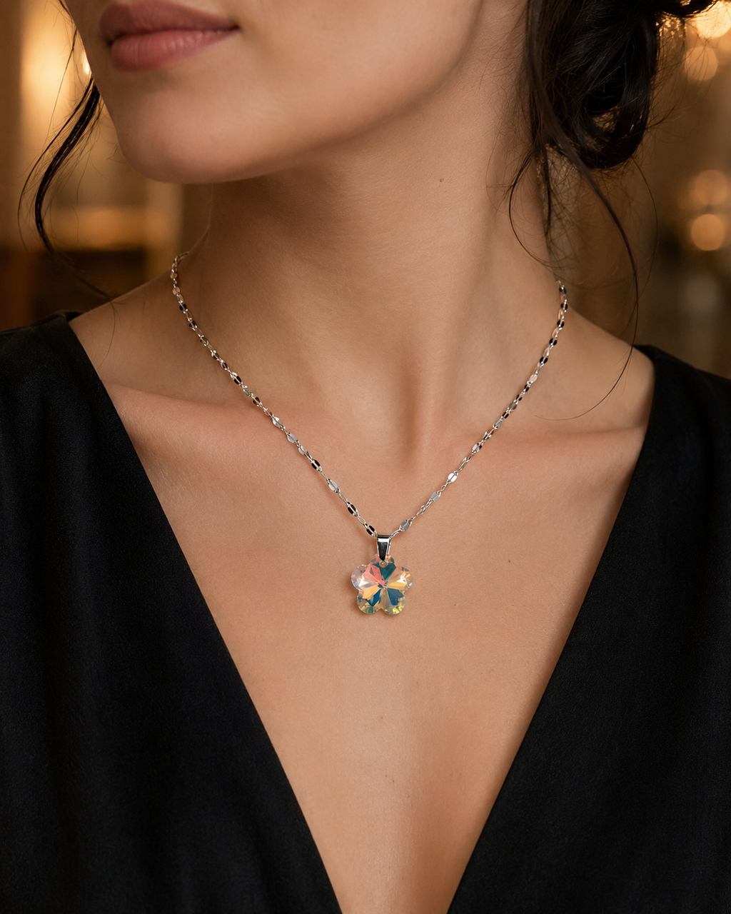 Le collier fleurs de fraise en cristal argenté
