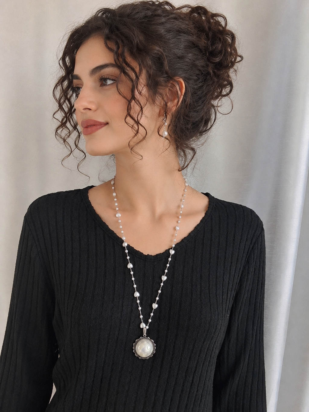 Collier rond à dentelle avec grosse perle blanche de la fée planissette 2