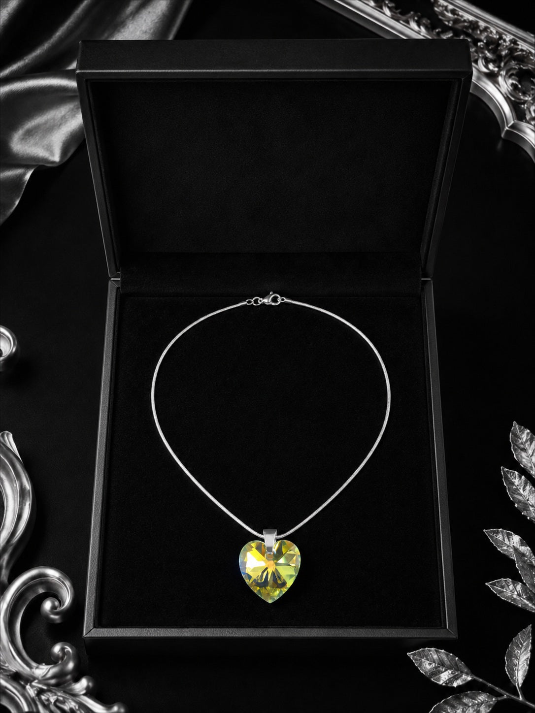 Le collier petit cœur enchanté en cristal argenté