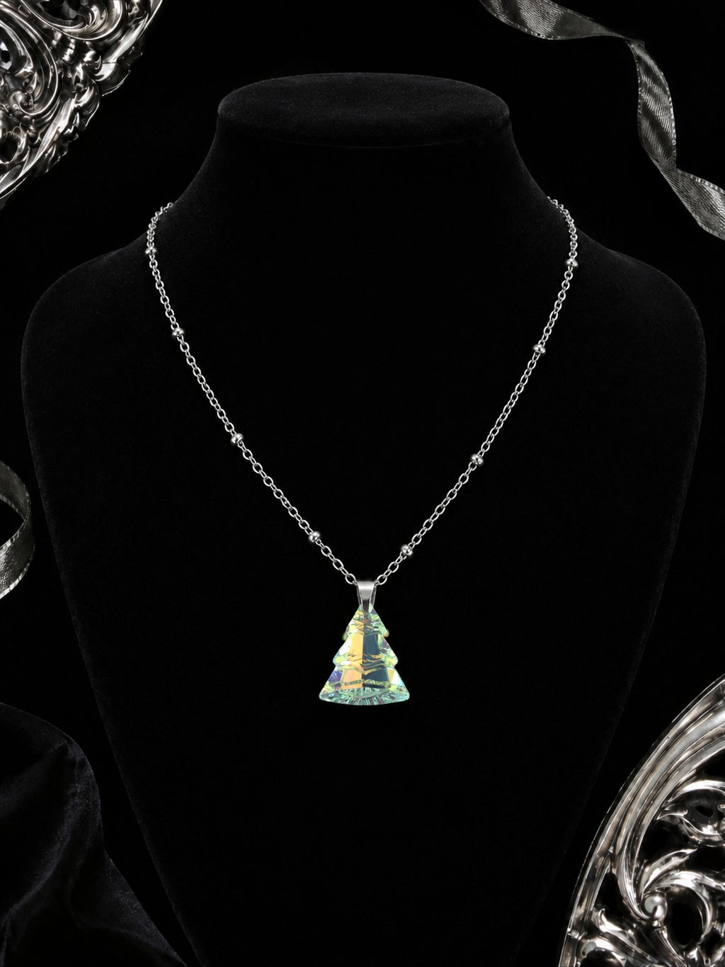 Le collier sapin en cristal argenté