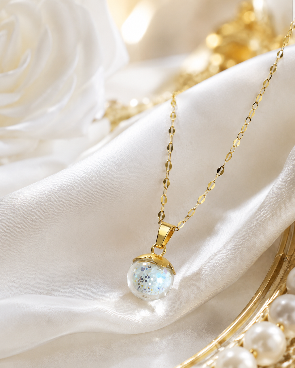 Collier or petites groseilles vertes