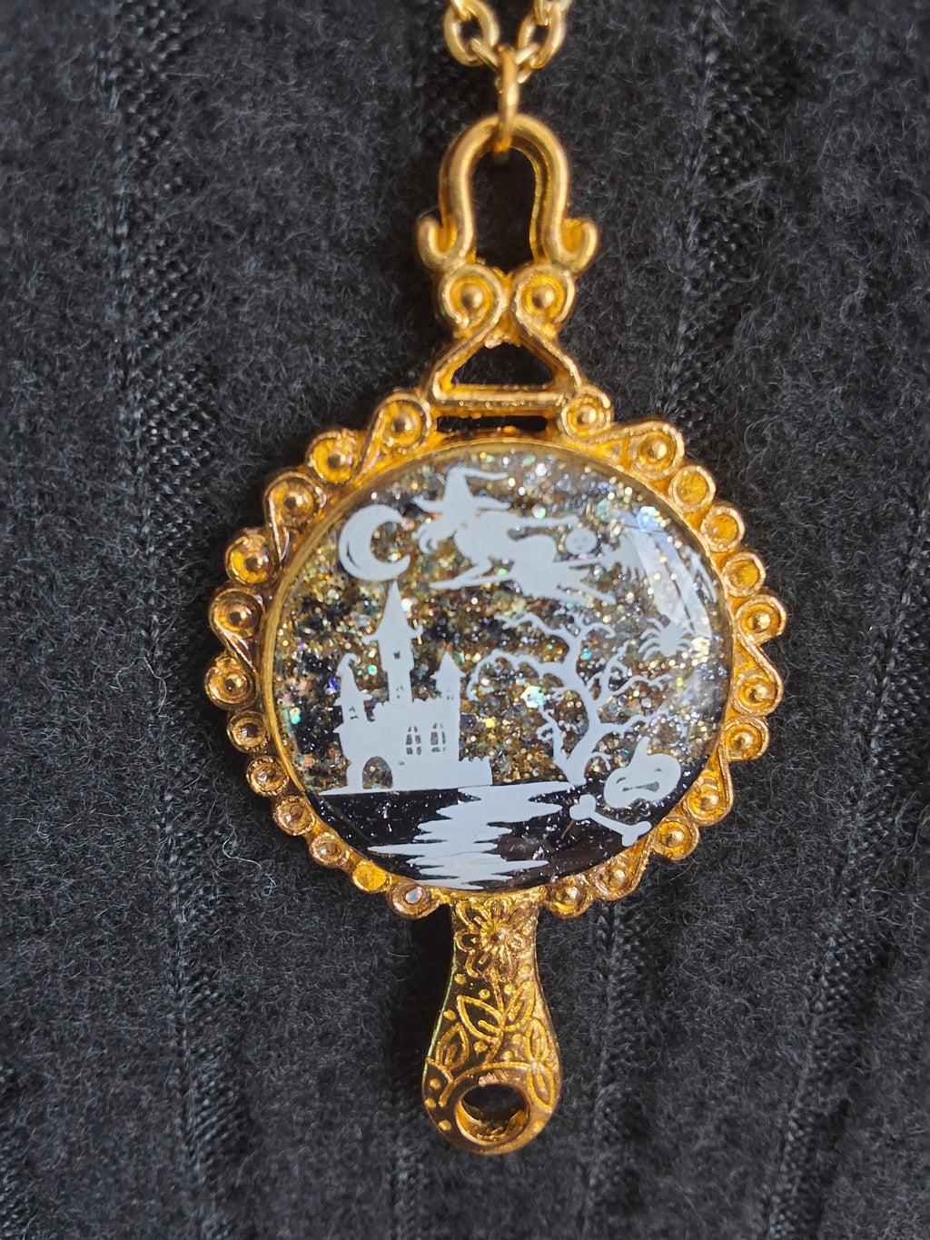 Collier Château Ensorcelé – Sorcière Volante Fluorescente