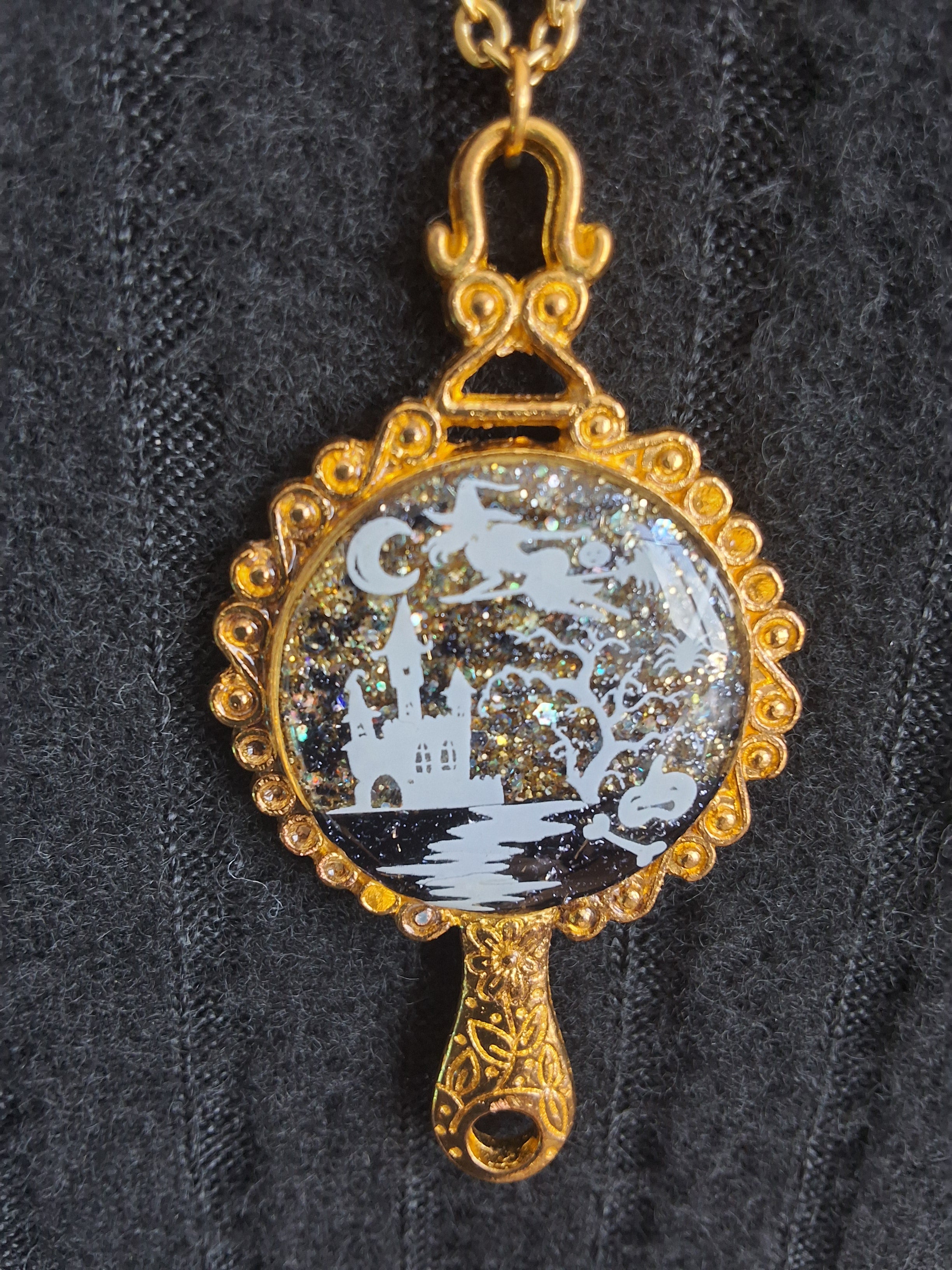 Collier Château Ensorcelé – Sorcière Volante Fluorescente