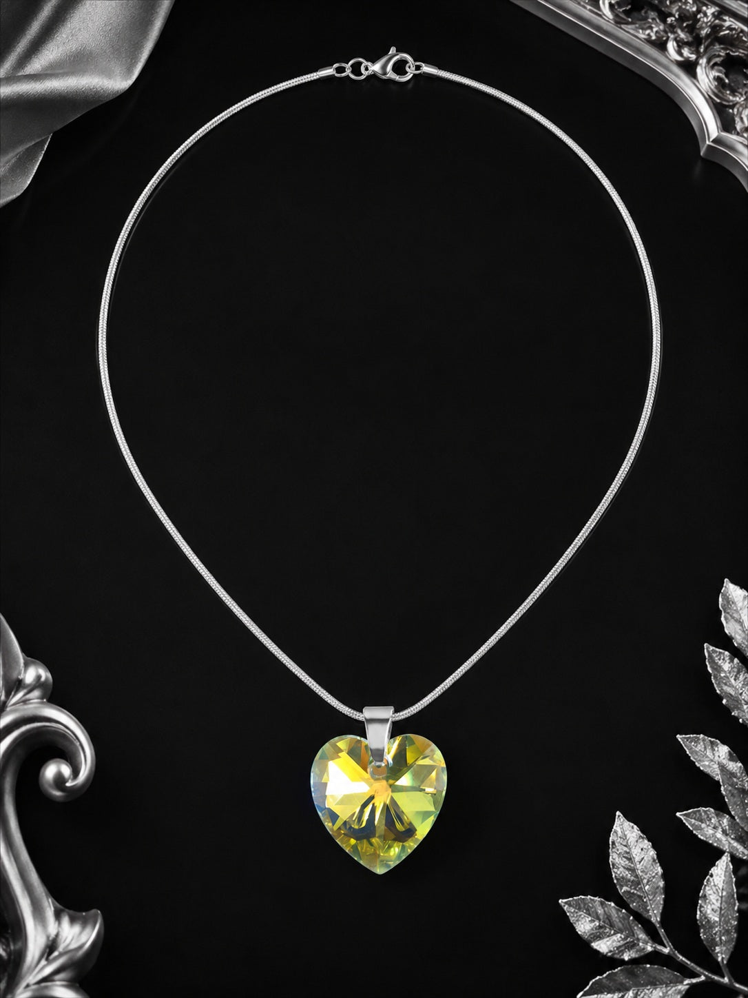 Le collier petit cœur enchanté en cristal argenté