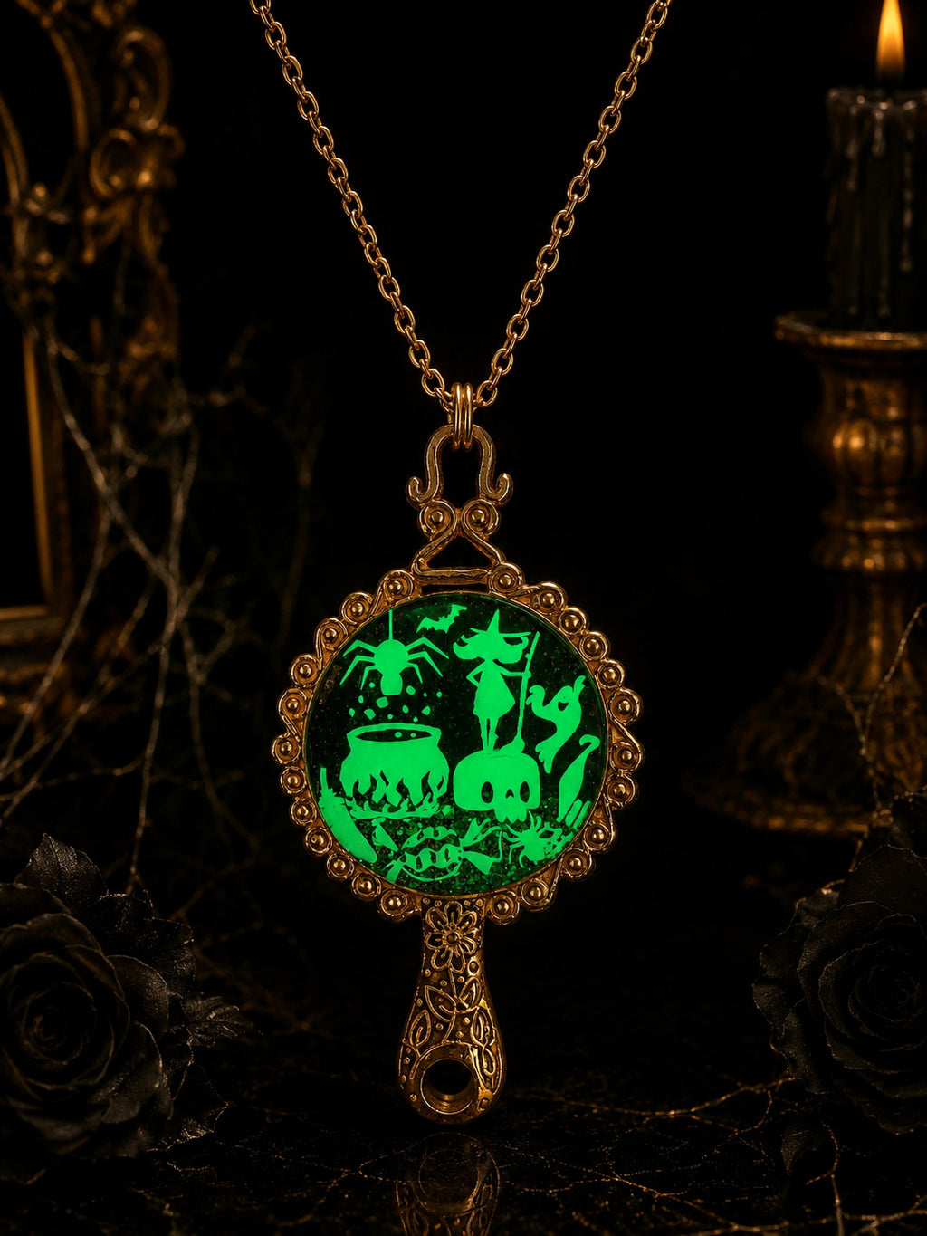 Collier Sortilège de Minuit – Sorcière au Chaudron Fluorescente
