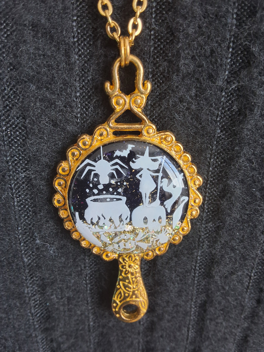 Collier Sortilège de Minuit – Sorcière au Chaudron Fluorescente