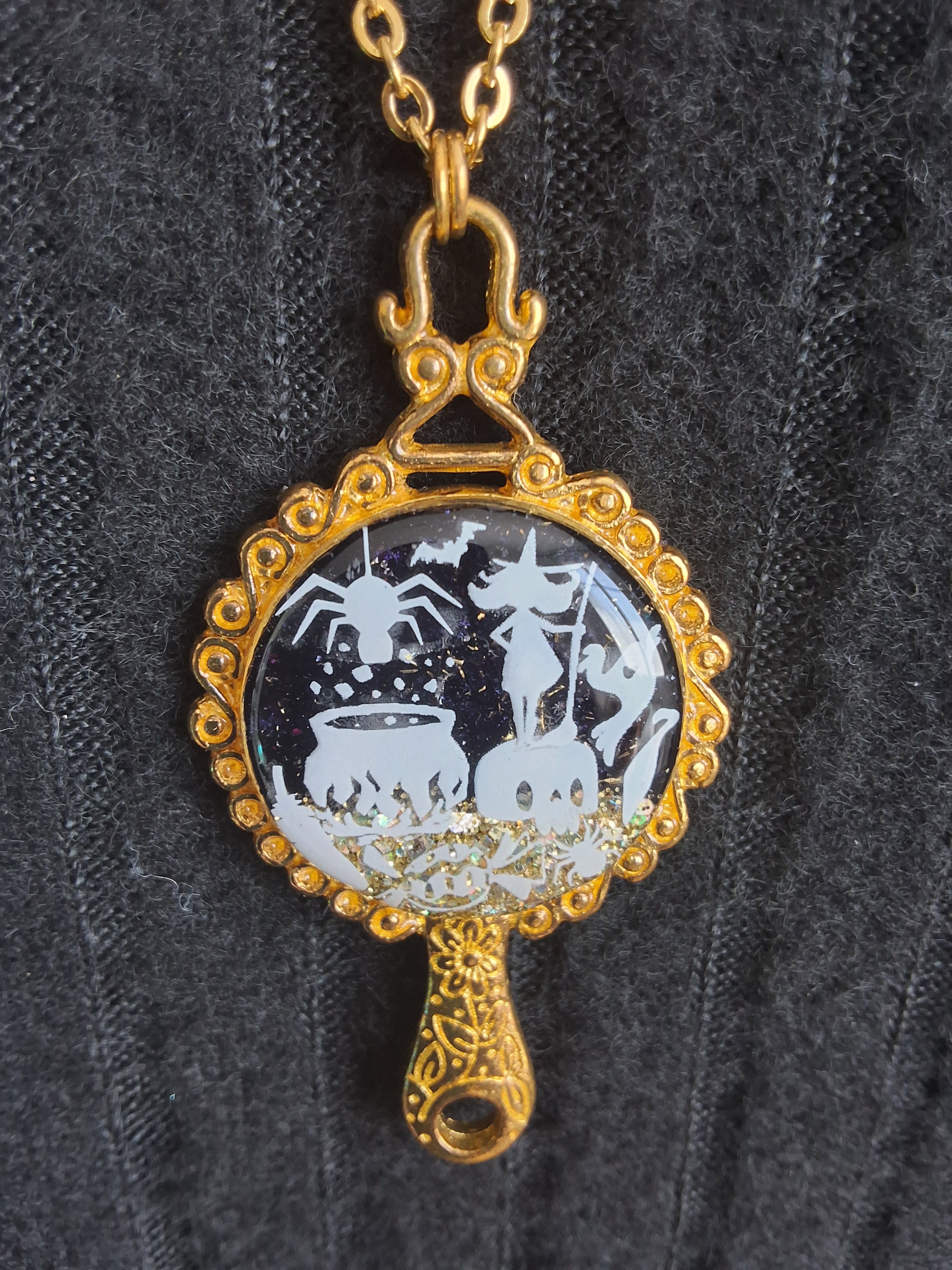 Collier Sortilège de Minuit – Sorcière au Chaudron Fluorescente