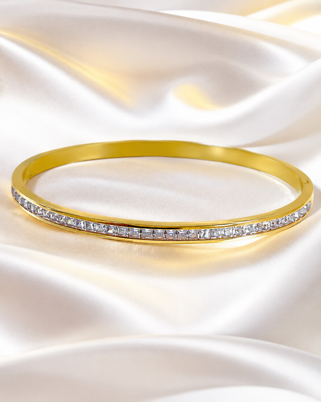 Le bracelet jonc doré serti de pierres carrées scintillantes