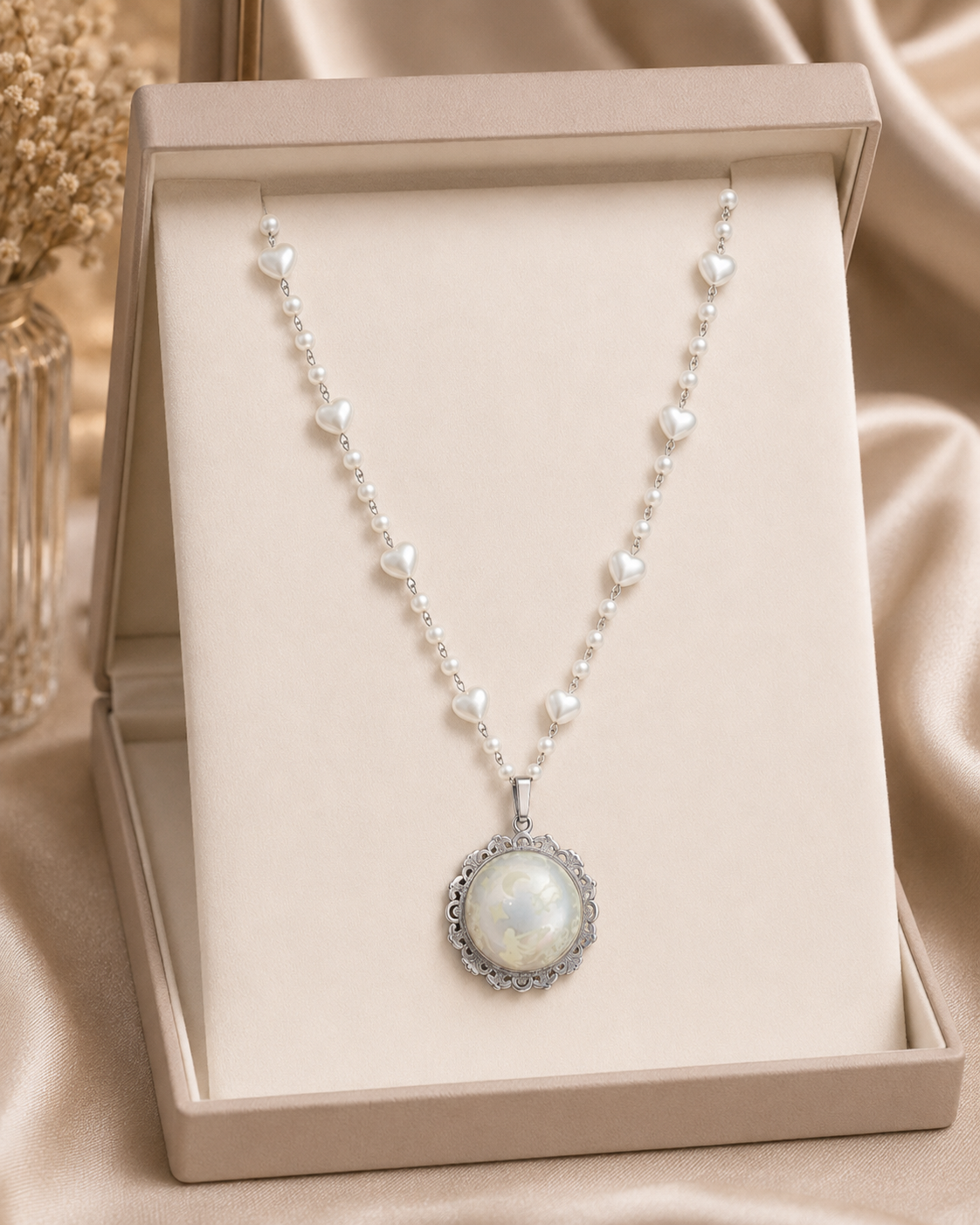 Collier rond à dentelle avec grosse perle blanche de la fée stellia