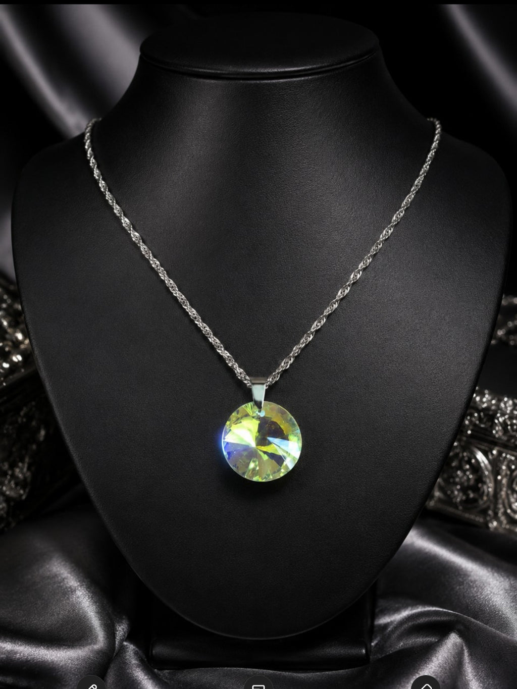 Le collier disque en cristal argenté
