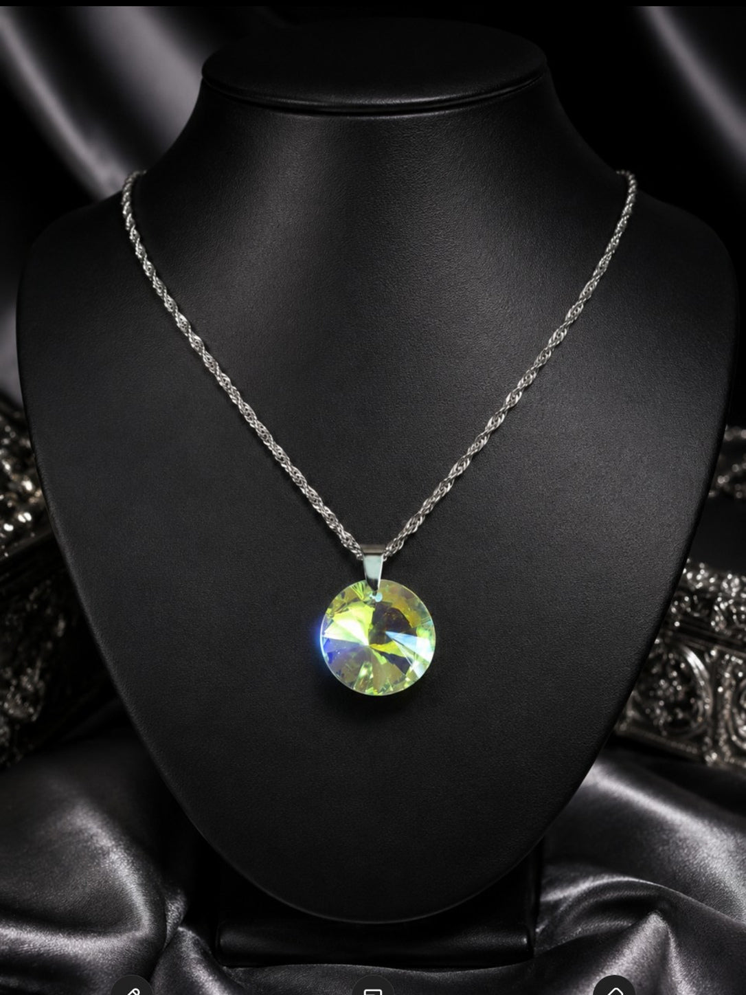 Le collier disque en cristal argenté