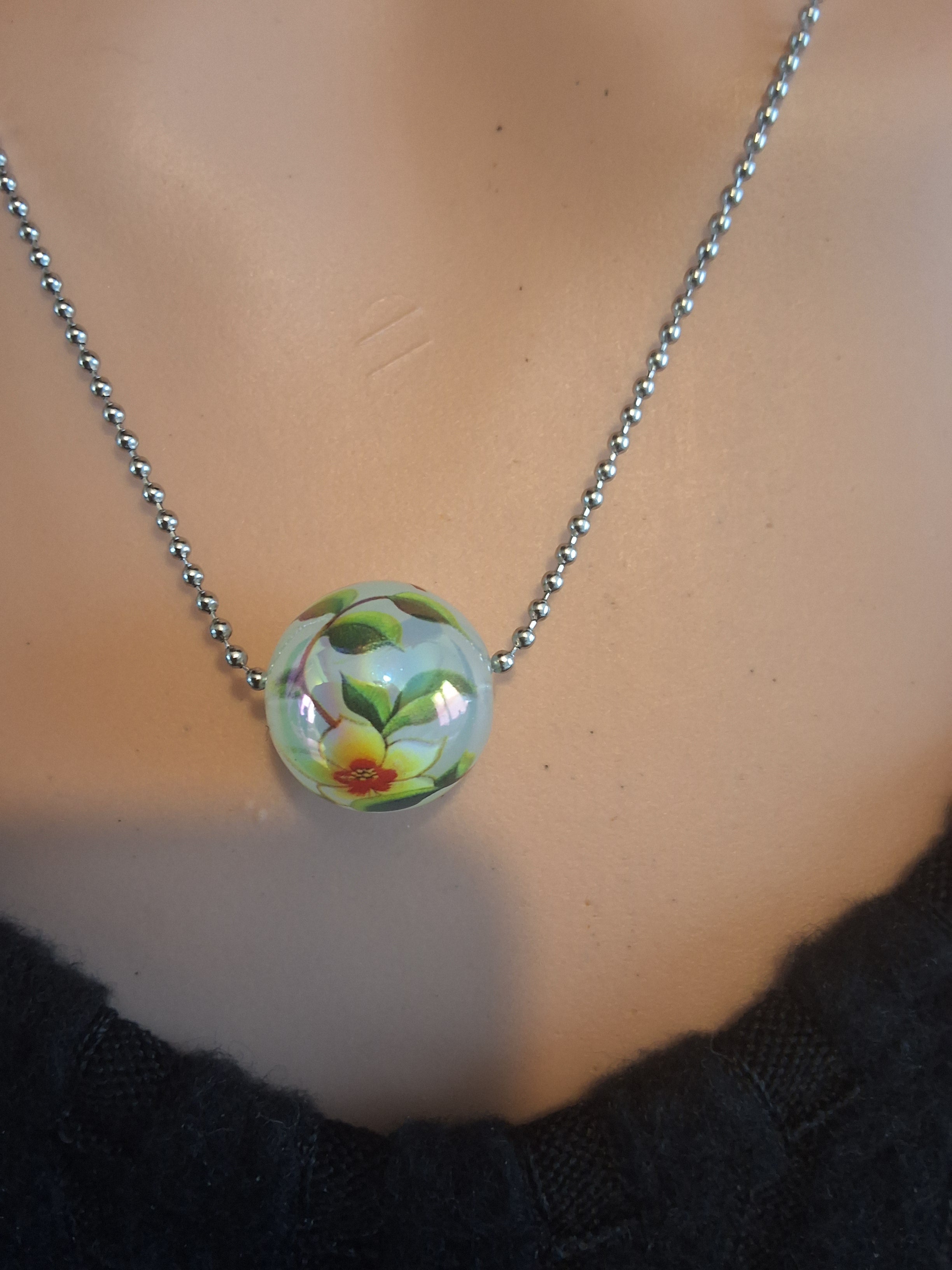 Collier perle dessinée argenté