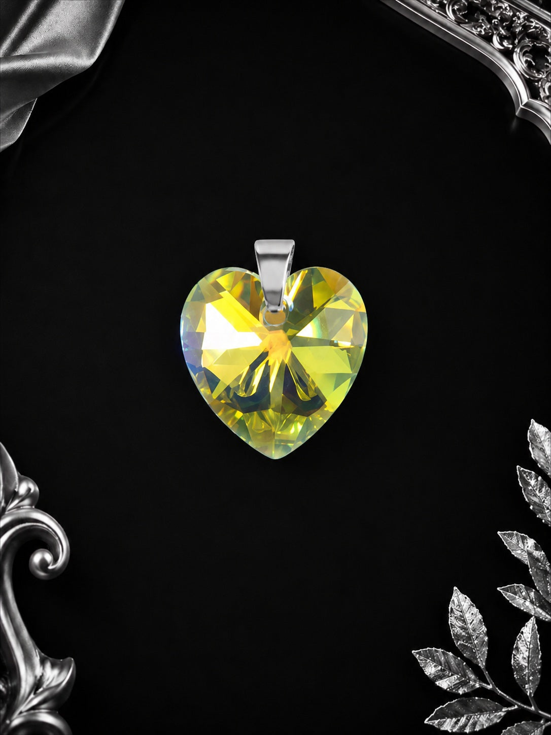 Le collier petit cœur enchanté en cristal argenté
