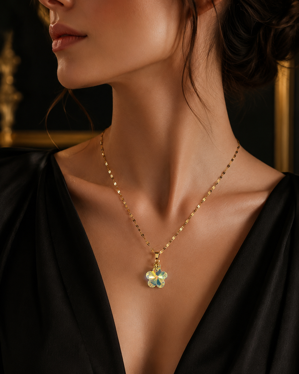 Le collier fleur de fraise en cristal doré