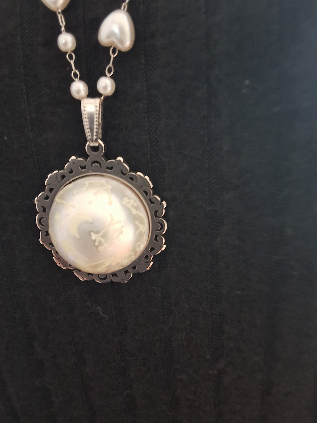 Collier rond à dentelle avec grosse perle blanche de la fée stellia