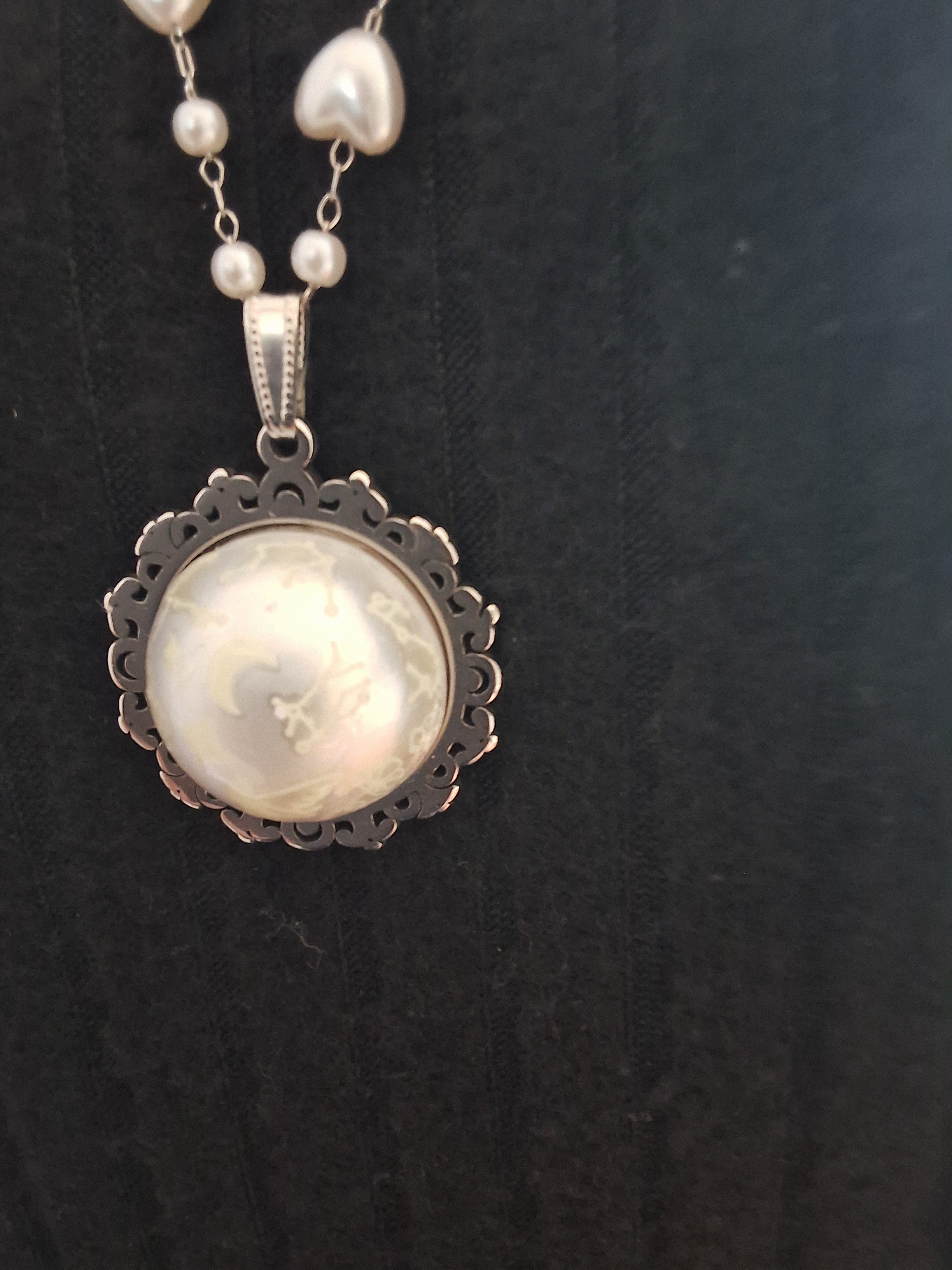 Collier rond à dentelle avec grosse perle blanche de la fée stellia