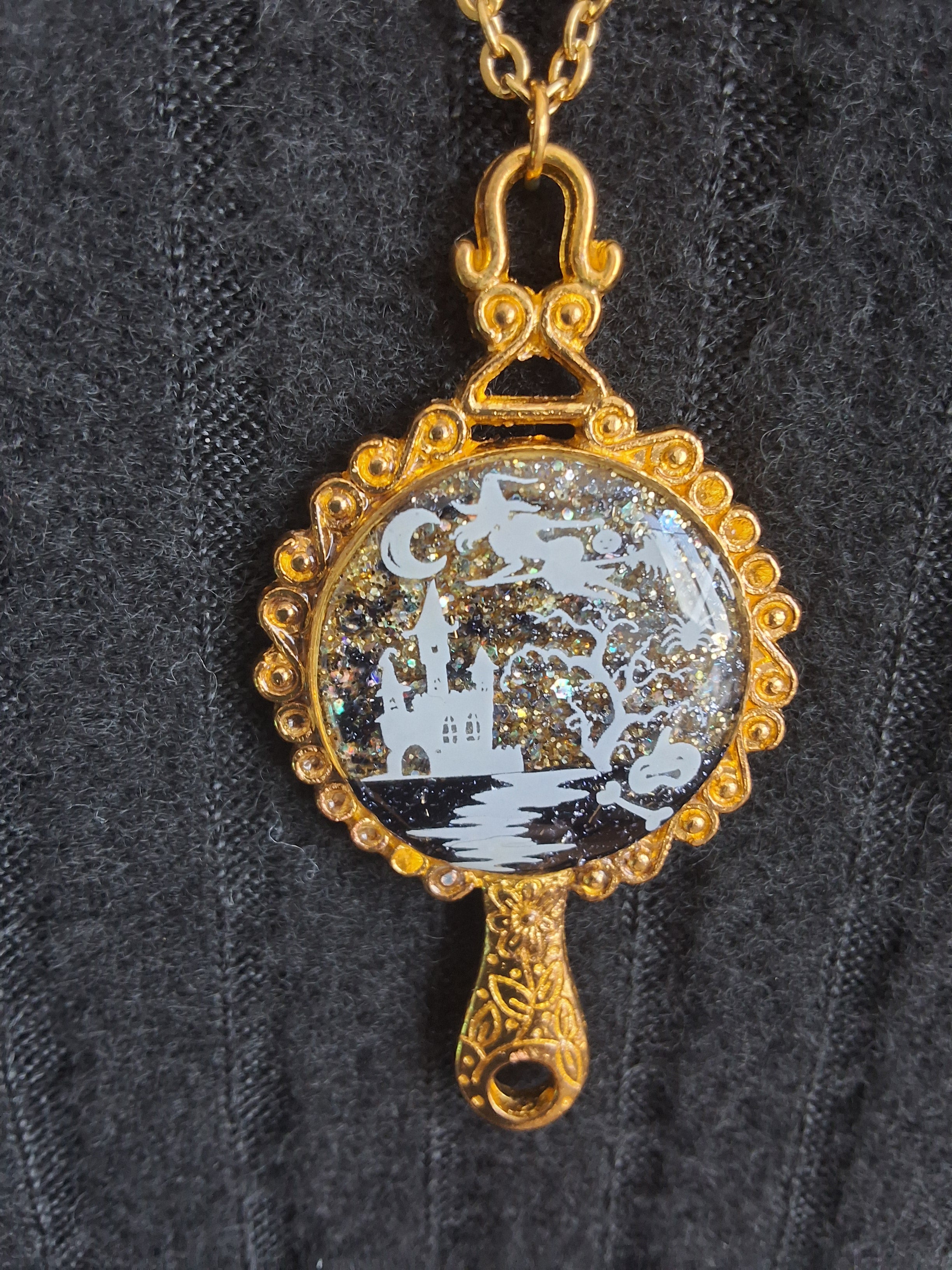 Collier Château Ensorcelé – Sorcière Volante Fluorescente