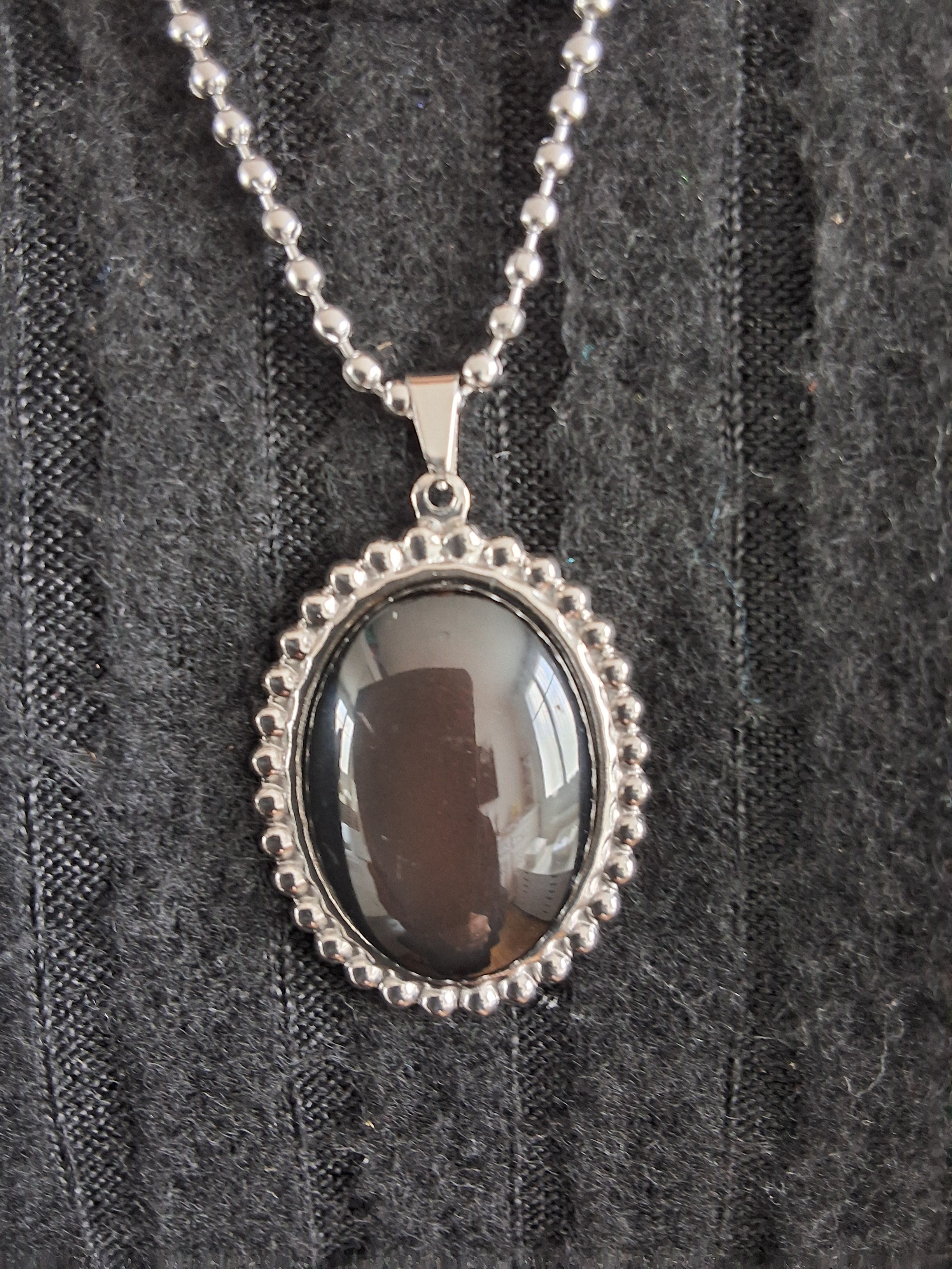 Collier ovale à boules perle magique
